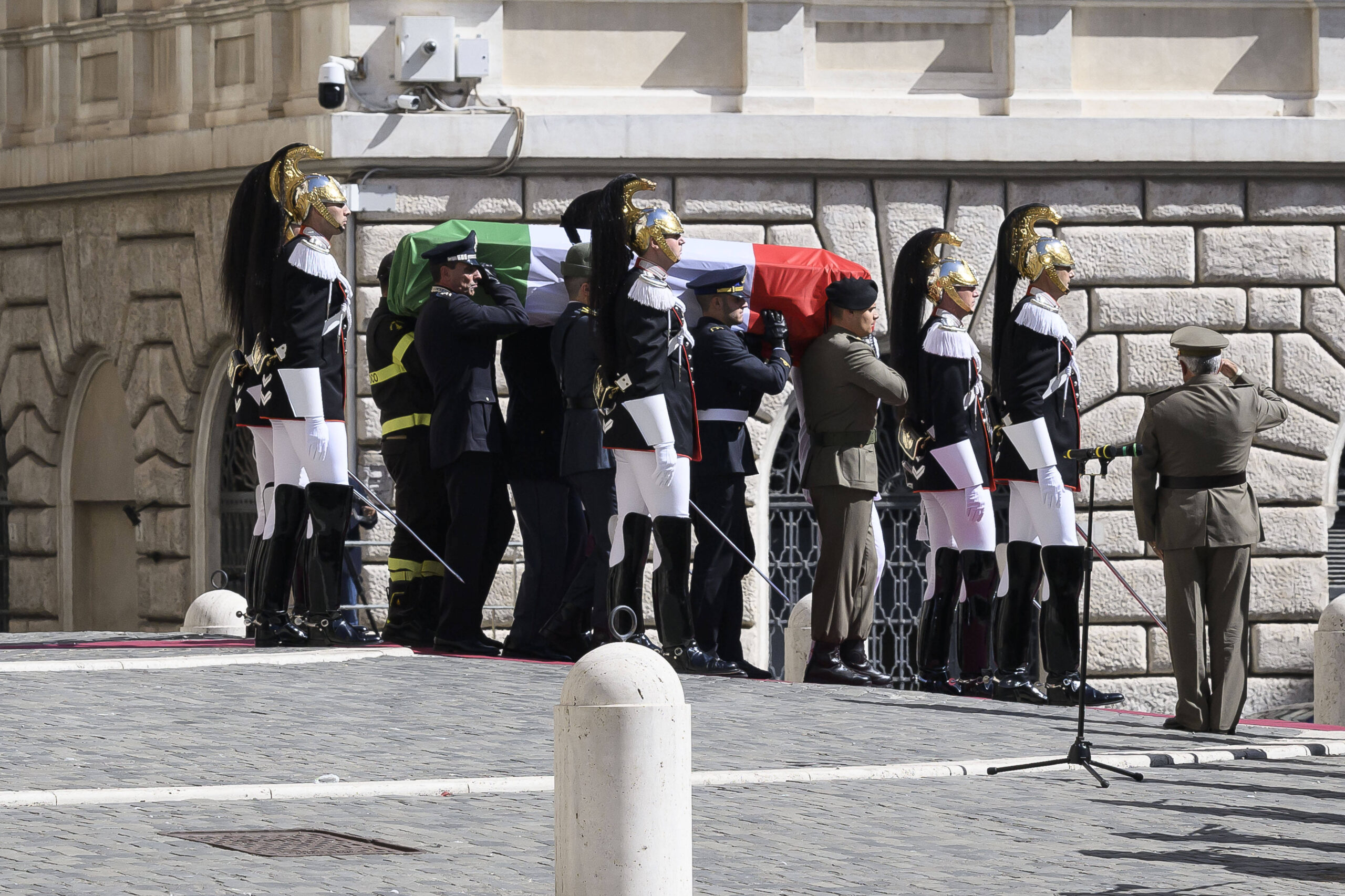 Pendant les funérailles nationales de Giorgio Napolitano, son cercueil sort du Palazzo Montecitorio. © IPA/SIPA