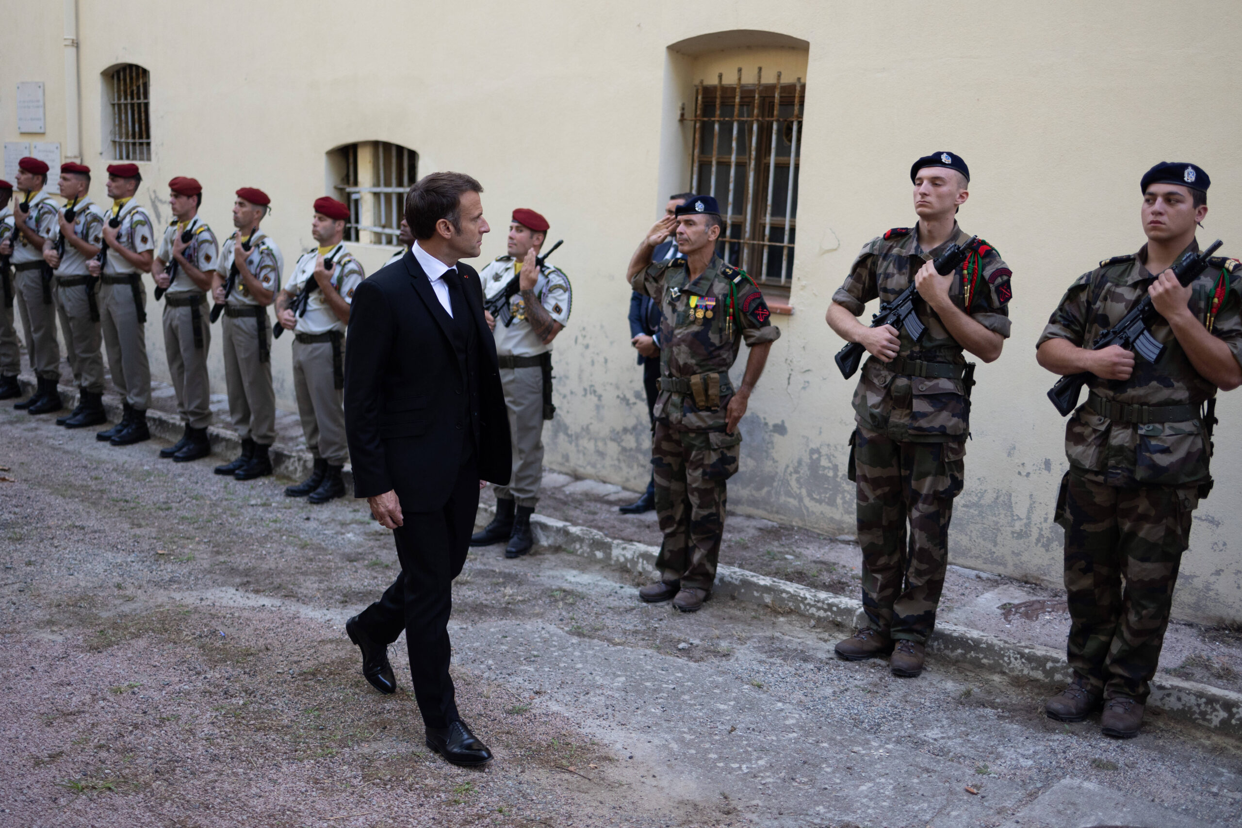 Emmanuel Macron passe des troupes en revue à Ajaccio pendant sa visite de trois jours en Corse. © Raphael Lafargue/POOL/SIPA