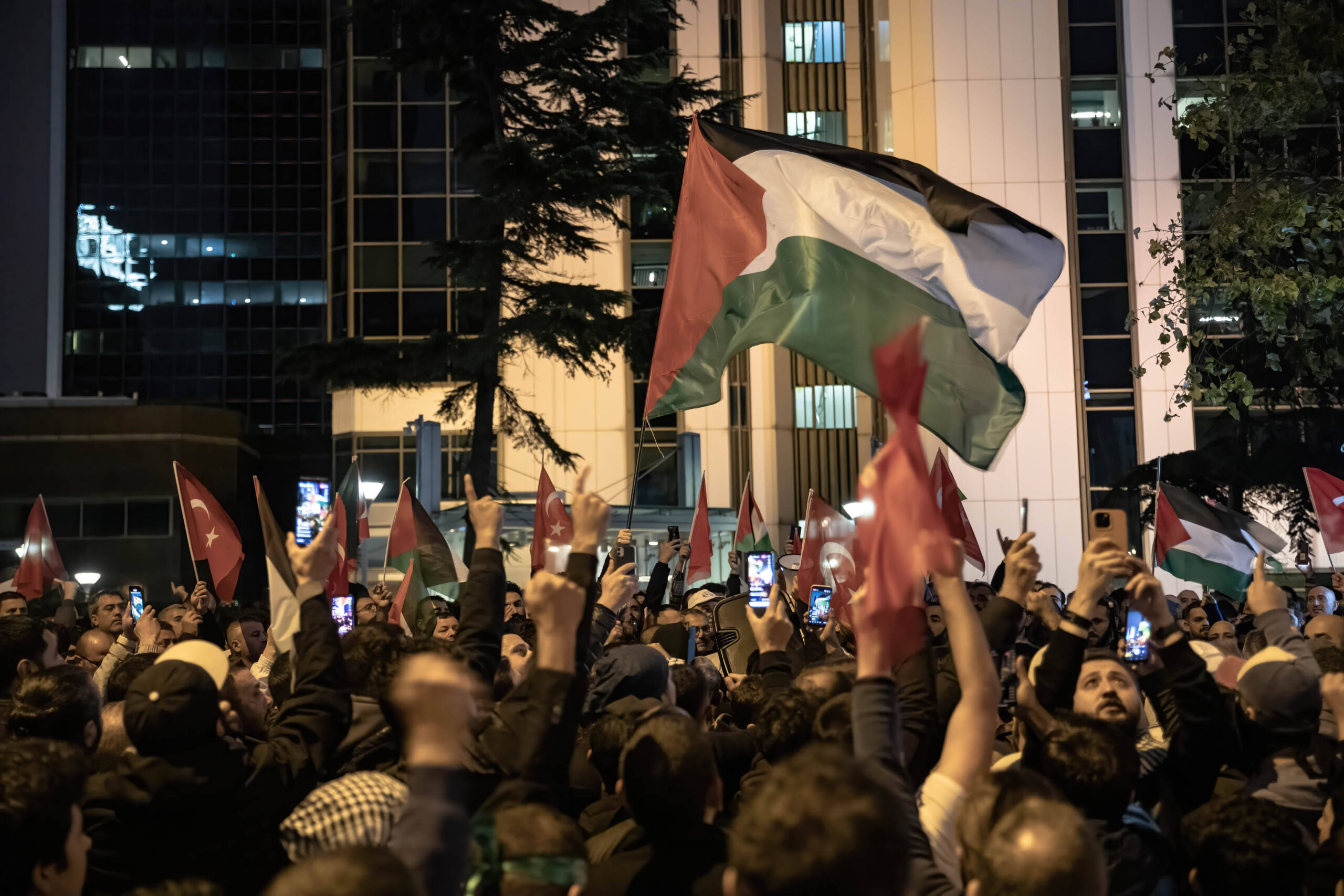 Une manifestation devant le consulat général israélien à Istanbul. © SOPA Images/SIPA