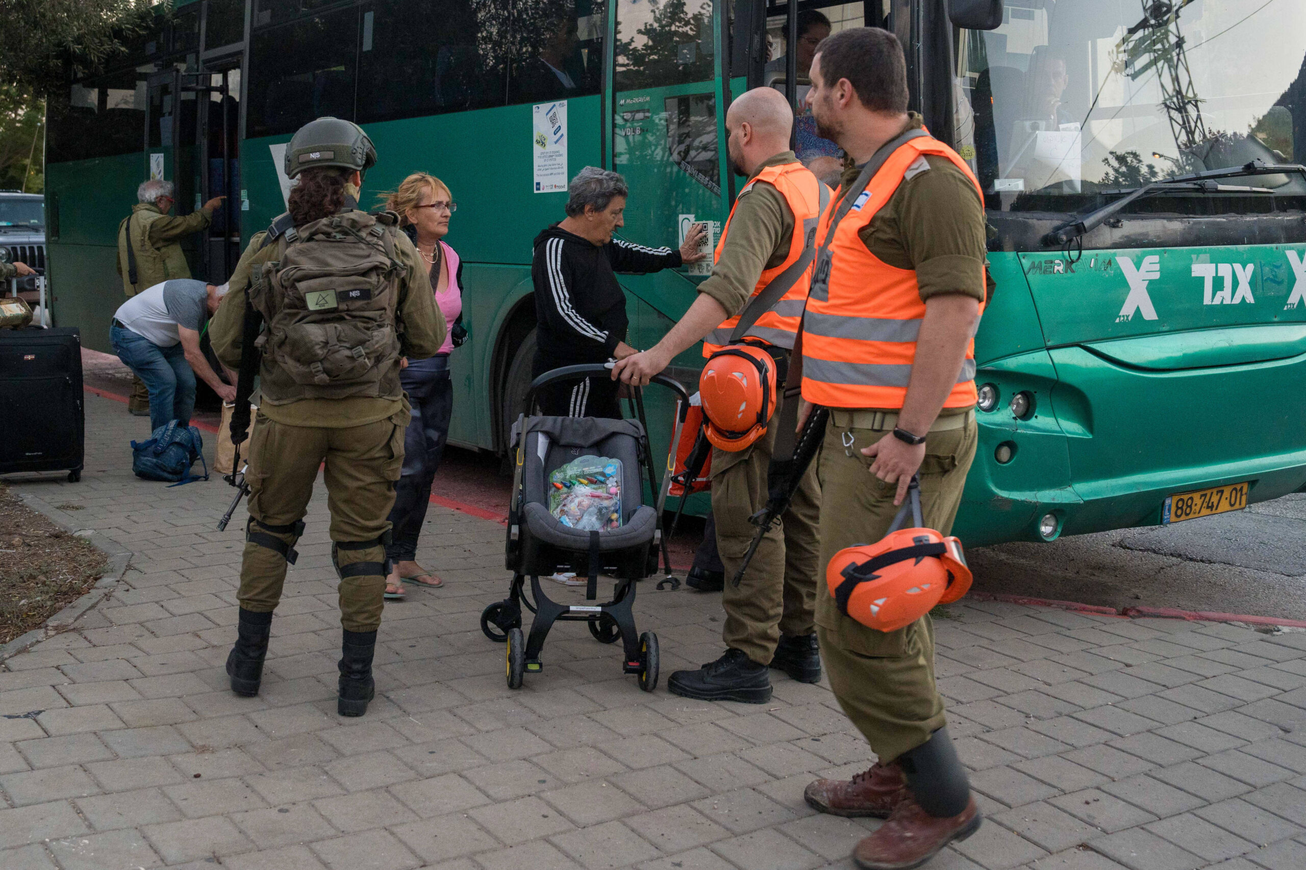Des soldats de l'armée israélienne aident à évacuer les habitants de la ville de Kiryat Shmona, dans le Nord d'Israël. © CHINE NOUVELLE/SIPA