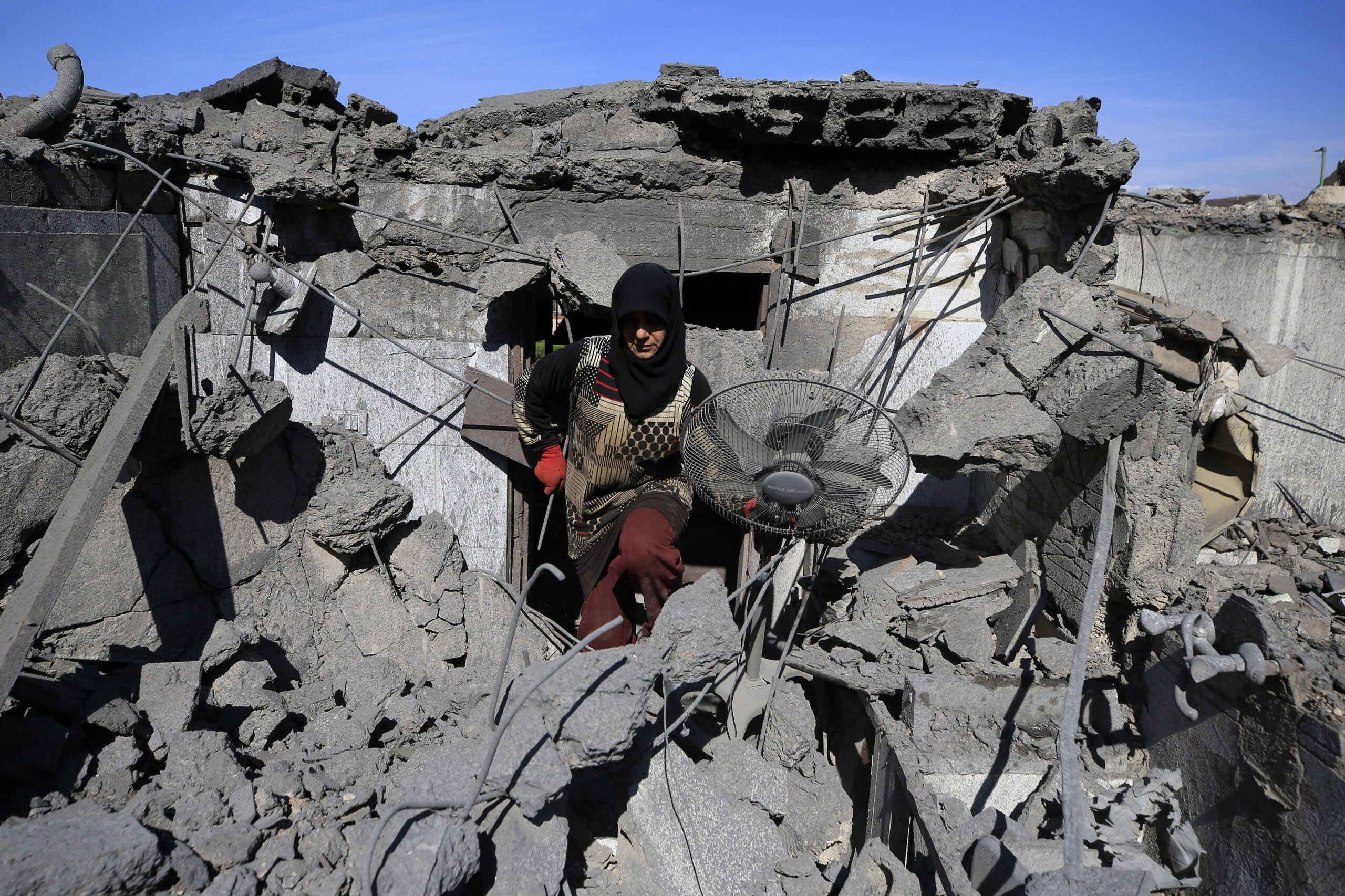 Une femme dans les ruines de sa maison à Rab El Thalathine, au Sud Liban. © CHINE NOUVELLE/SIPA