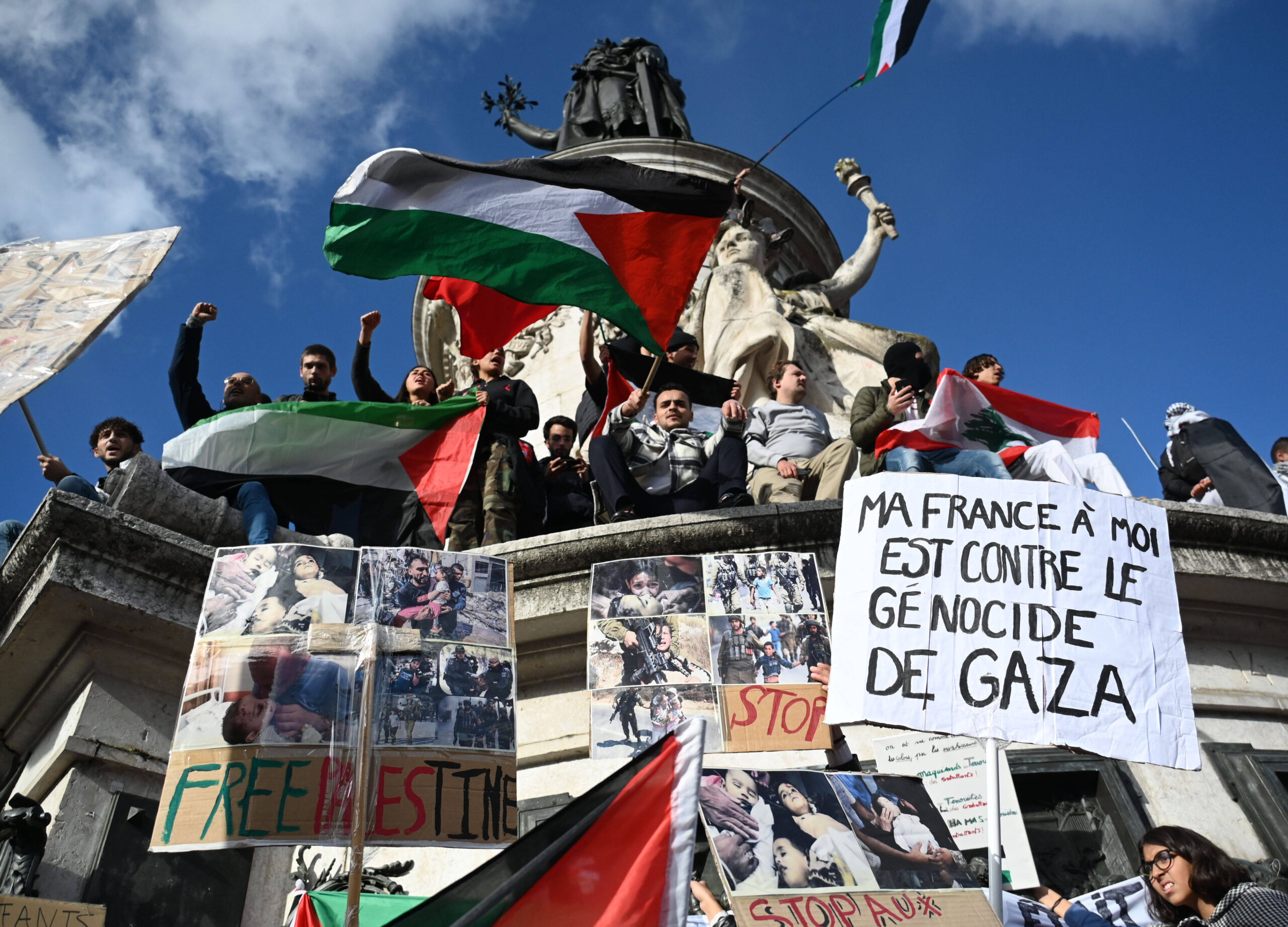 Après que de telles démonstration ont été interdites, une manifestation en faveur de la Palestine se tient à Paris, place de la République. © SEVGI/SIPA