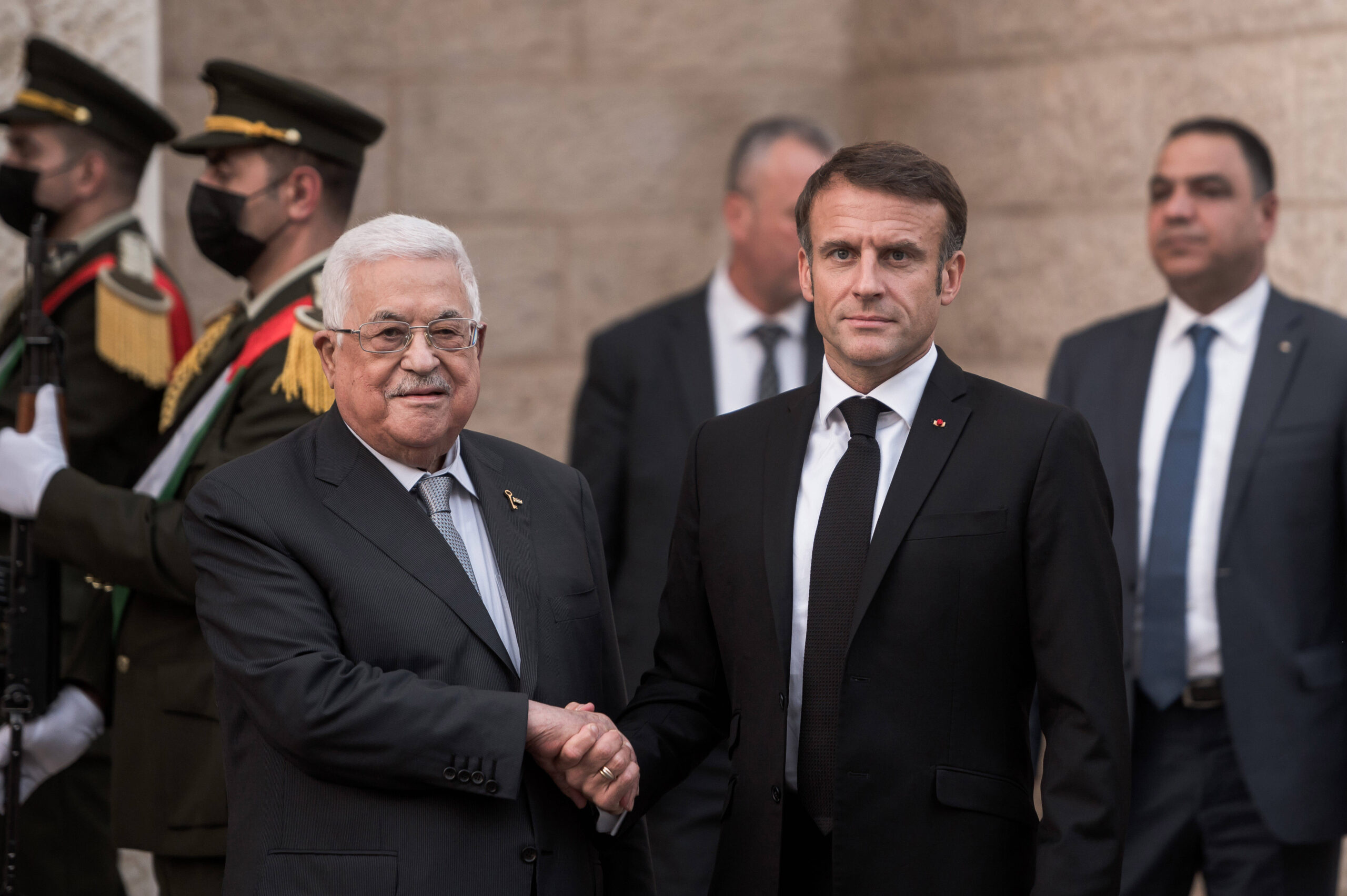 Emmanuel Macron rencontre Mahmoud Abbas. © NICOLAS MESSYASZ/SIPA