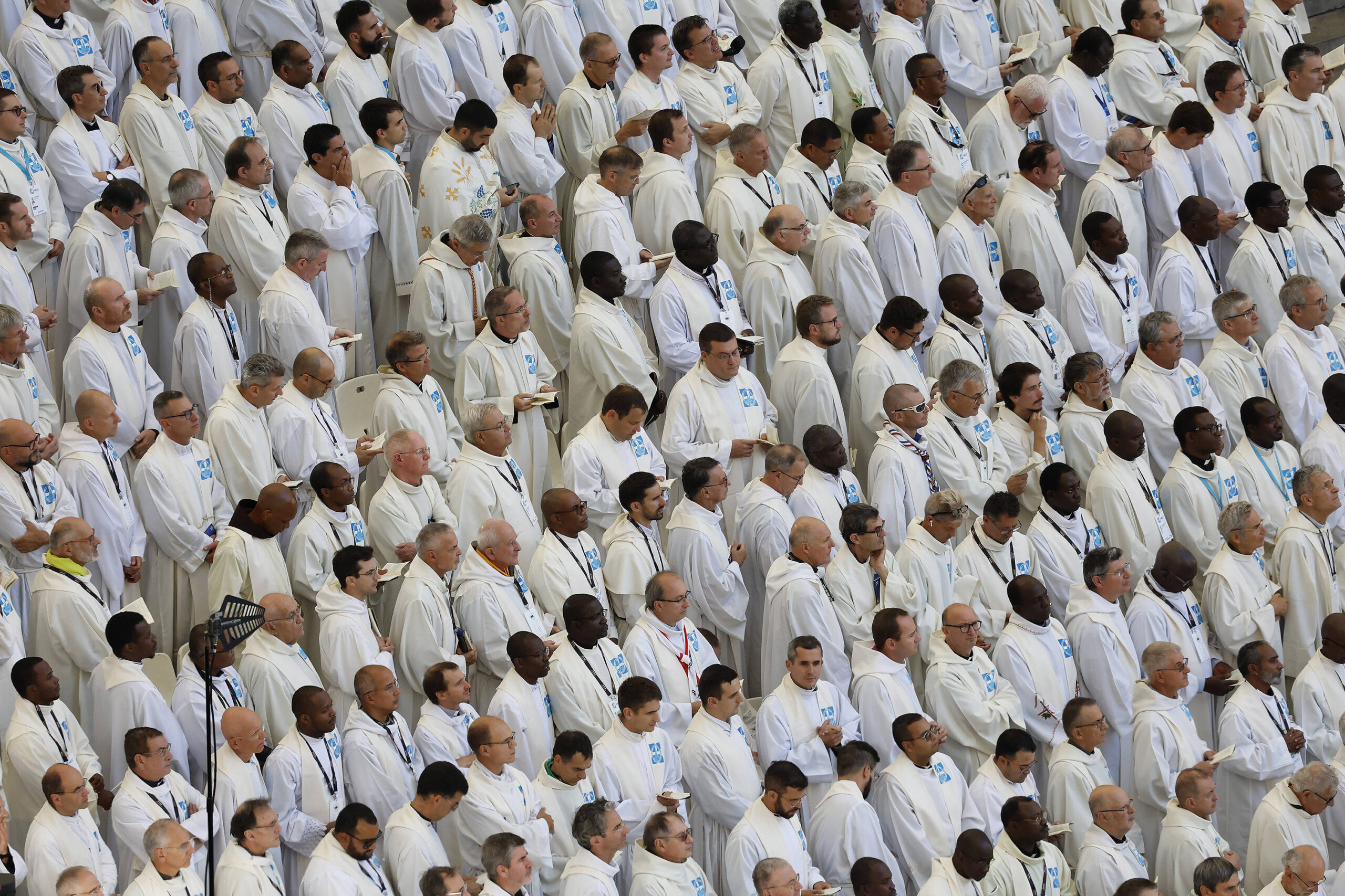 Des centaines de prêtres écoutent la messe donnée par le pape au stade Vélodrome à Marseille. © Sebastien Nogier/AP/SIPA