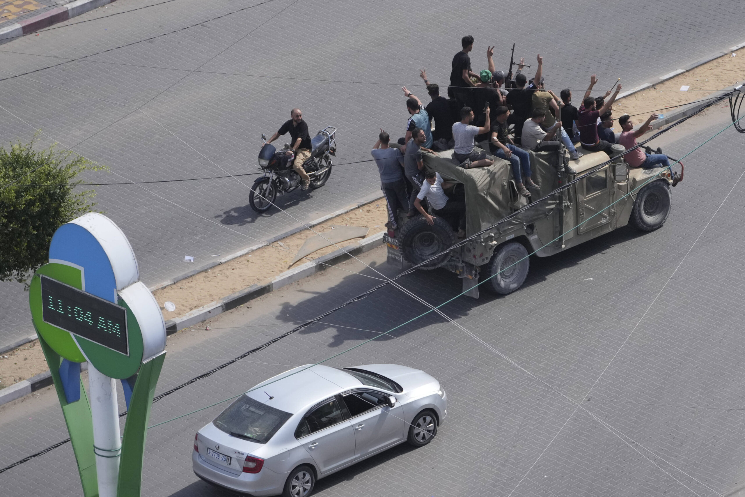 Des militants du Hamas dans un véhicule militaire israélien qu'ils ont capturé. © Hatem Moussa/AP/SIPA