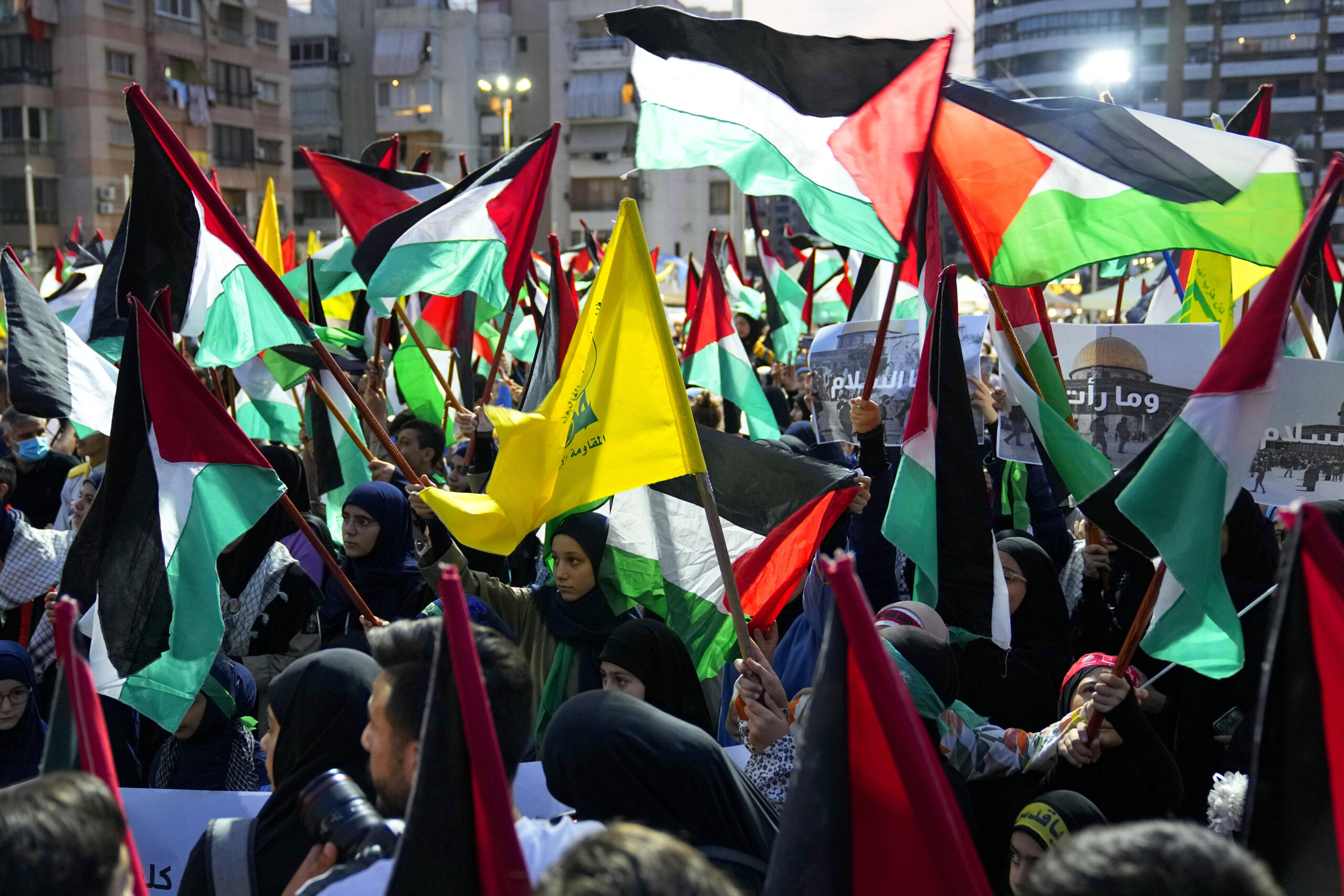 Une grande manifestation organisée à Dahiyeh dans le Sud de Beyrouth en soutien de l'attaque du Hamas. © Bilal Hussein/AP/SIPA
