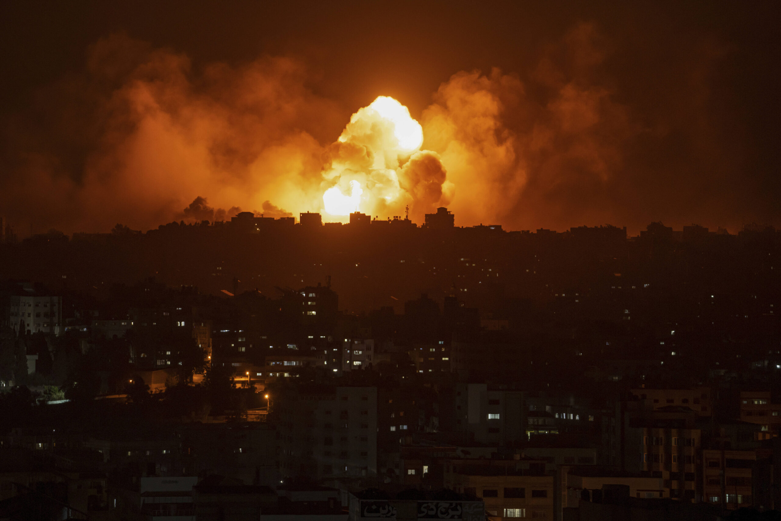 Un bombardement israélien sur Gaza, le 8 octobre. © AP Photo/Fatima Shbair