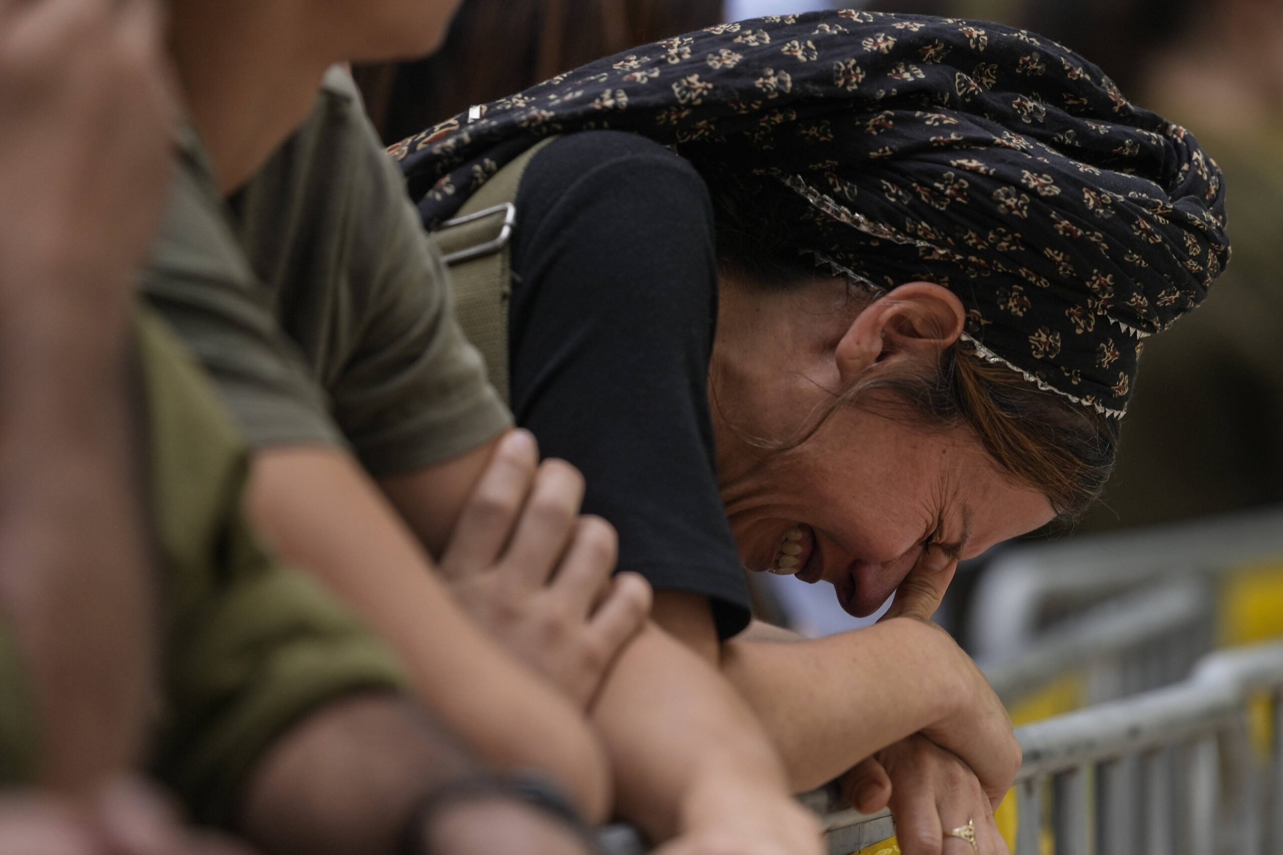 Une femme pleure aux funérailles du colonel Roi Levy au cimetière du Mont Herzl à Jérusalem, le 9 octobre. © Maya Alleruzzo/AP/SIPA