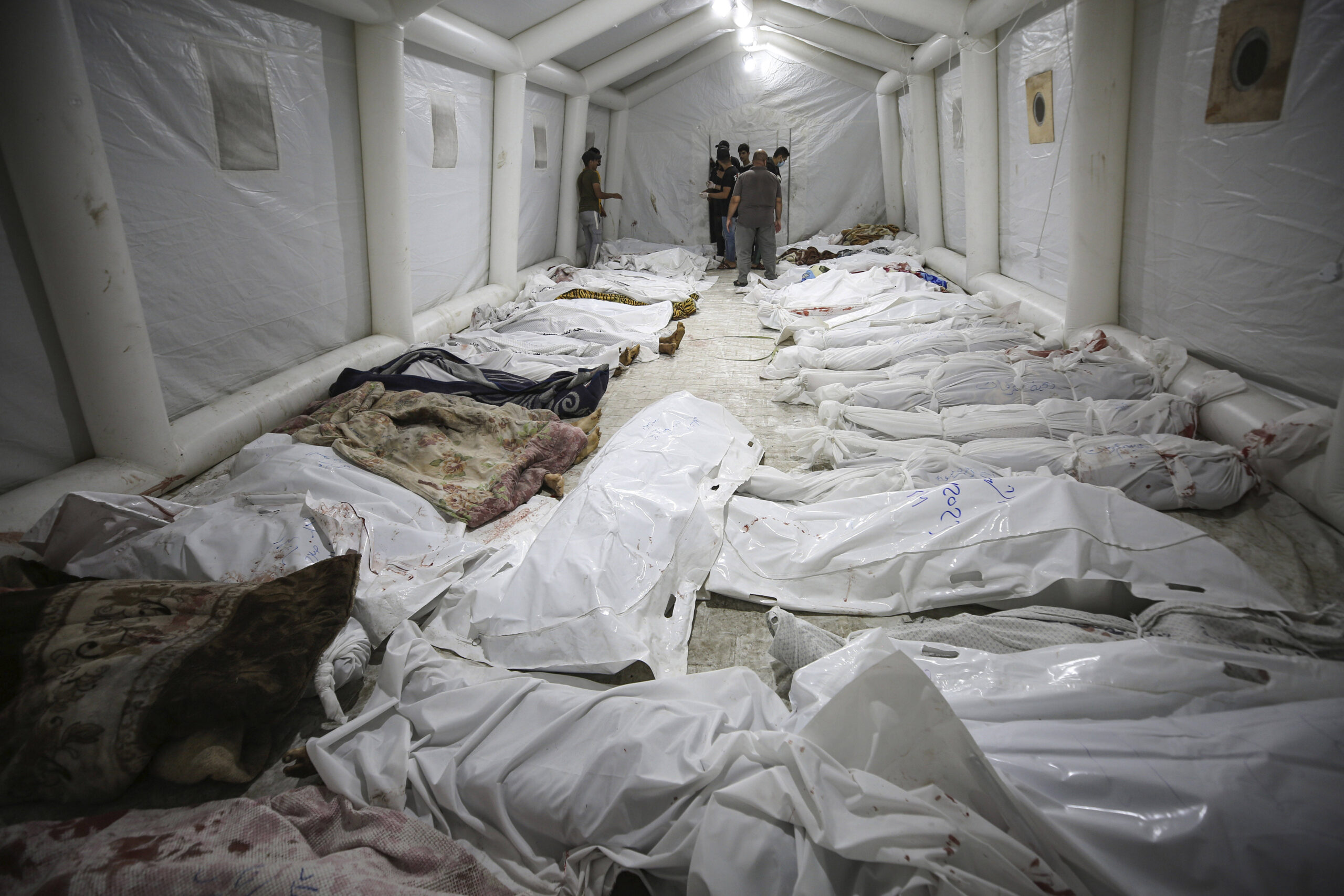 Une partie des victimes de l'explosion qui a frappé l'hôpital Al-Ahli. © Abed Khaled/AP/SIPA
