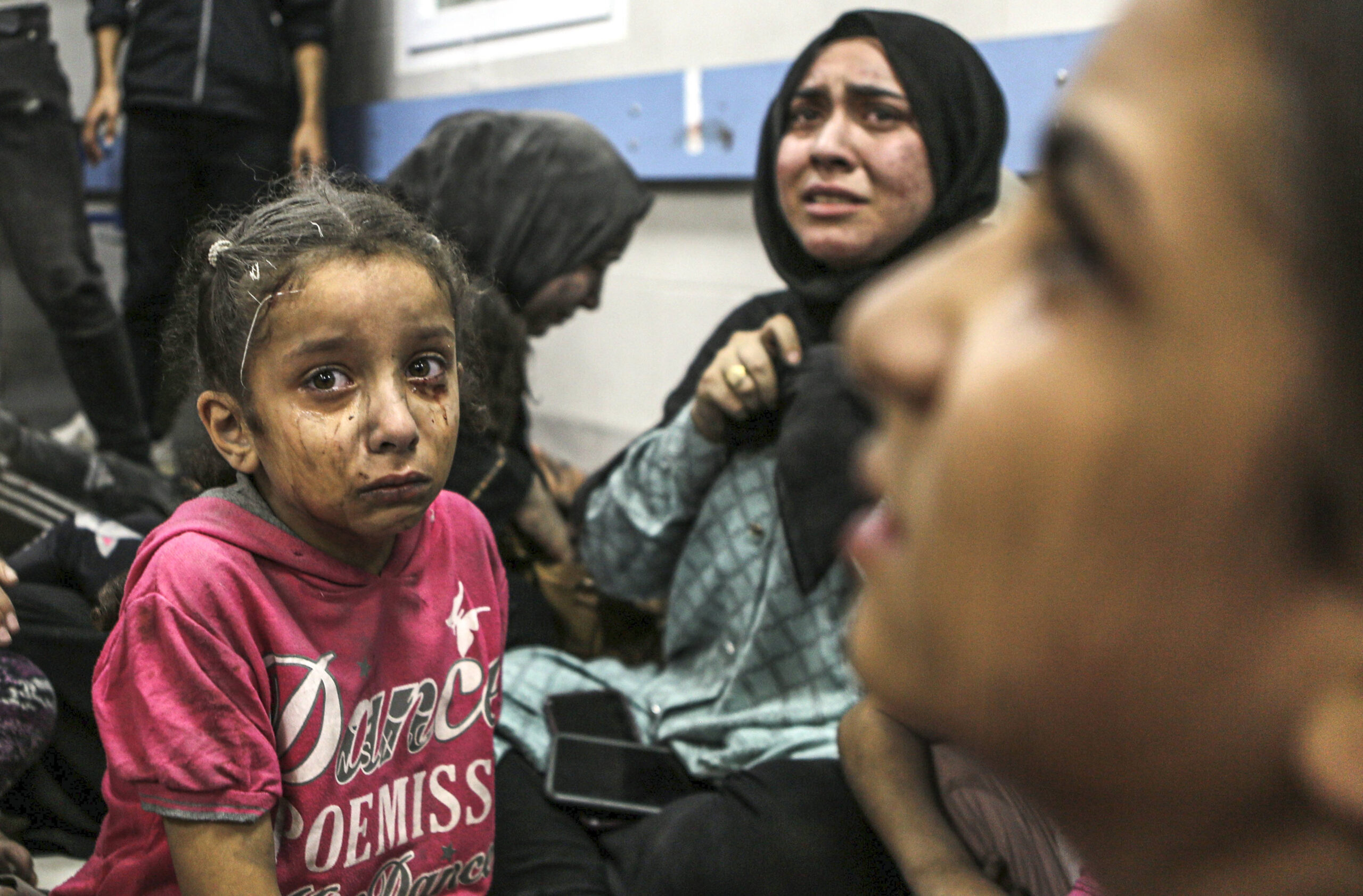 Des blessés de l'hôpital Al-Ahli attendent à l'hôpital  Al-Shifa. © Abed Khaled/AP/SIPA
