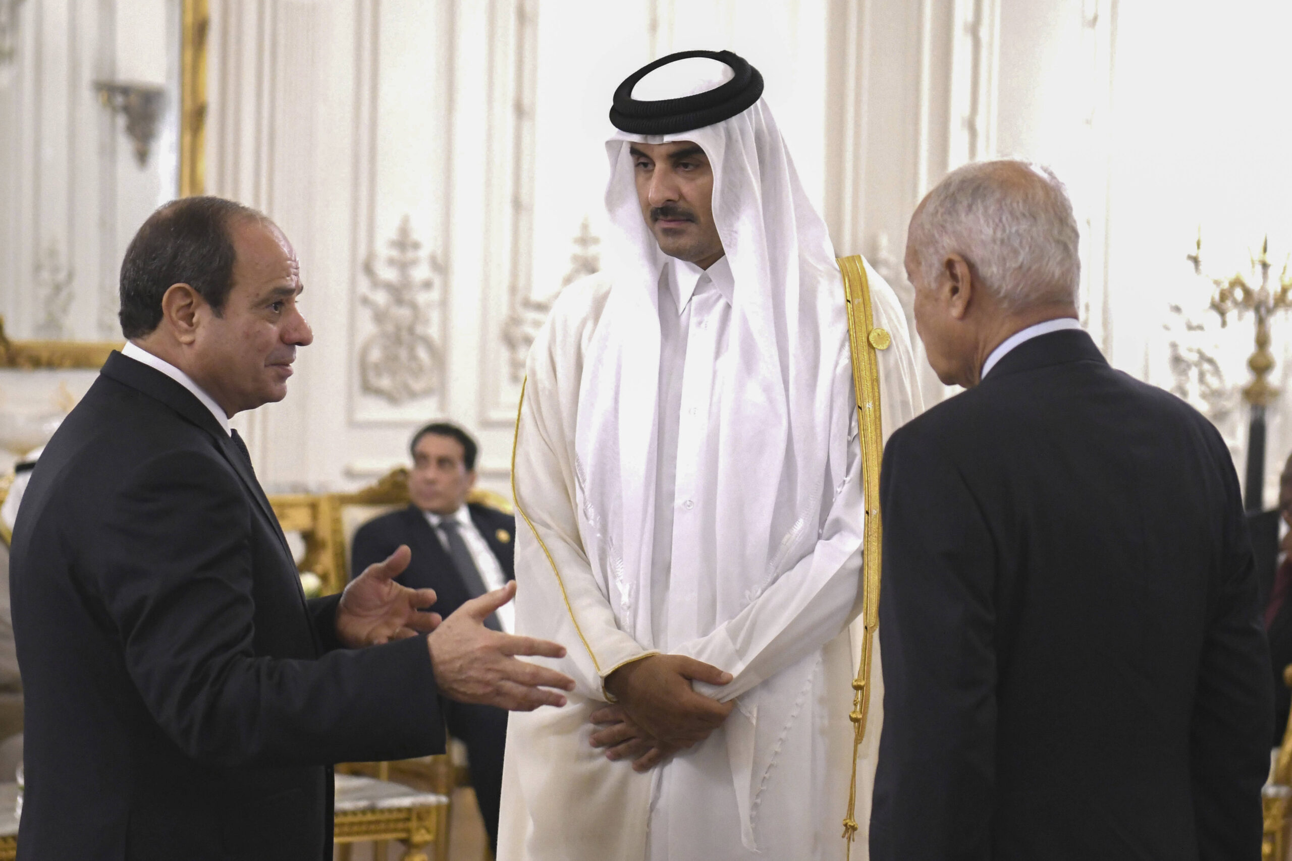 Abdel Fattah el-Sissi, à gauche, et le secrétaire général Ahmed Aboul Gheit s'entretiennent avec l'émir du Qatar, Cheikh Tamim bin Hamad Al Thani, lors du sommet international pour la paix au Caire. © SIPA
