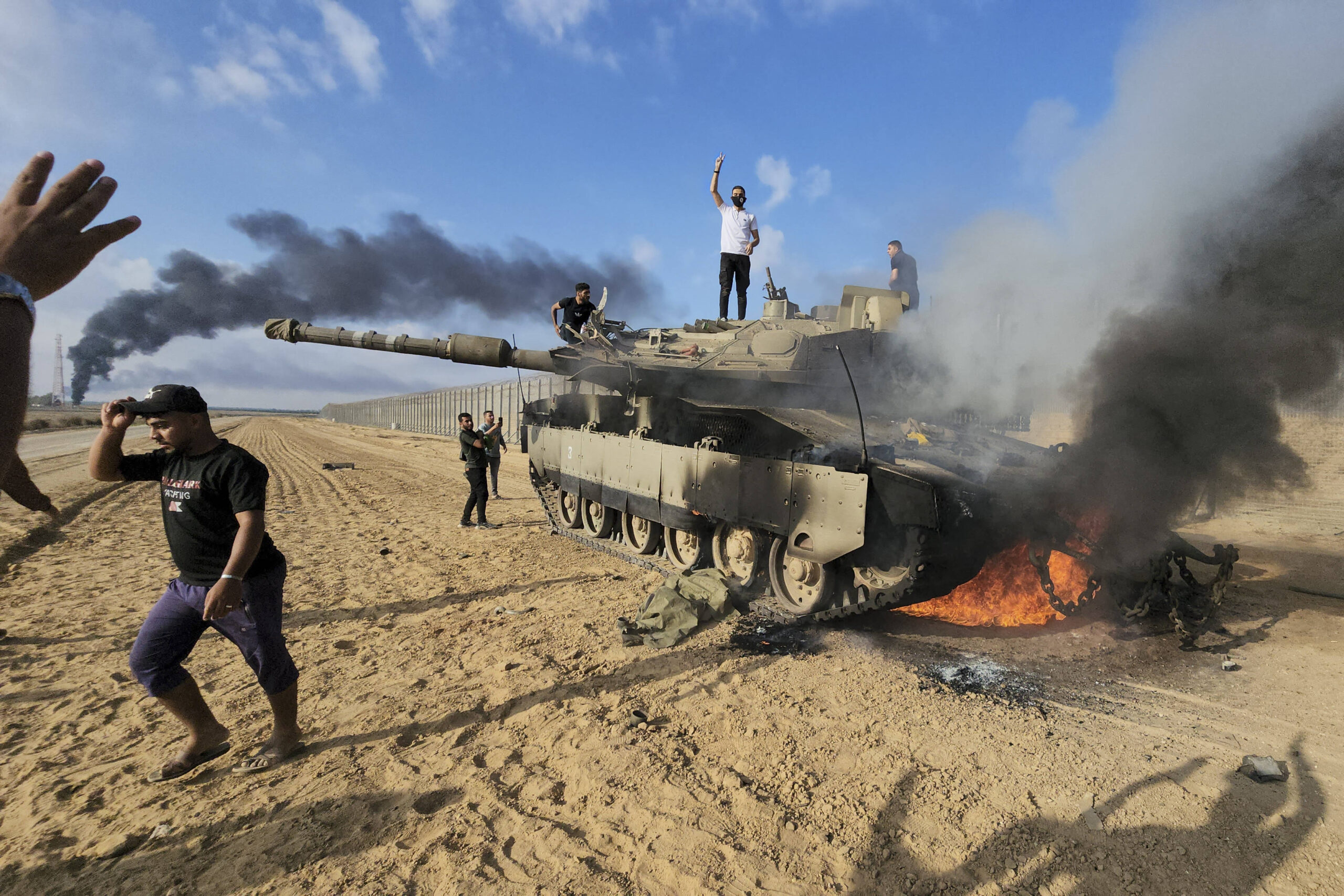Des Palestiniens célèbrent la destruction d'un tank israélien. © /AP/SIPA