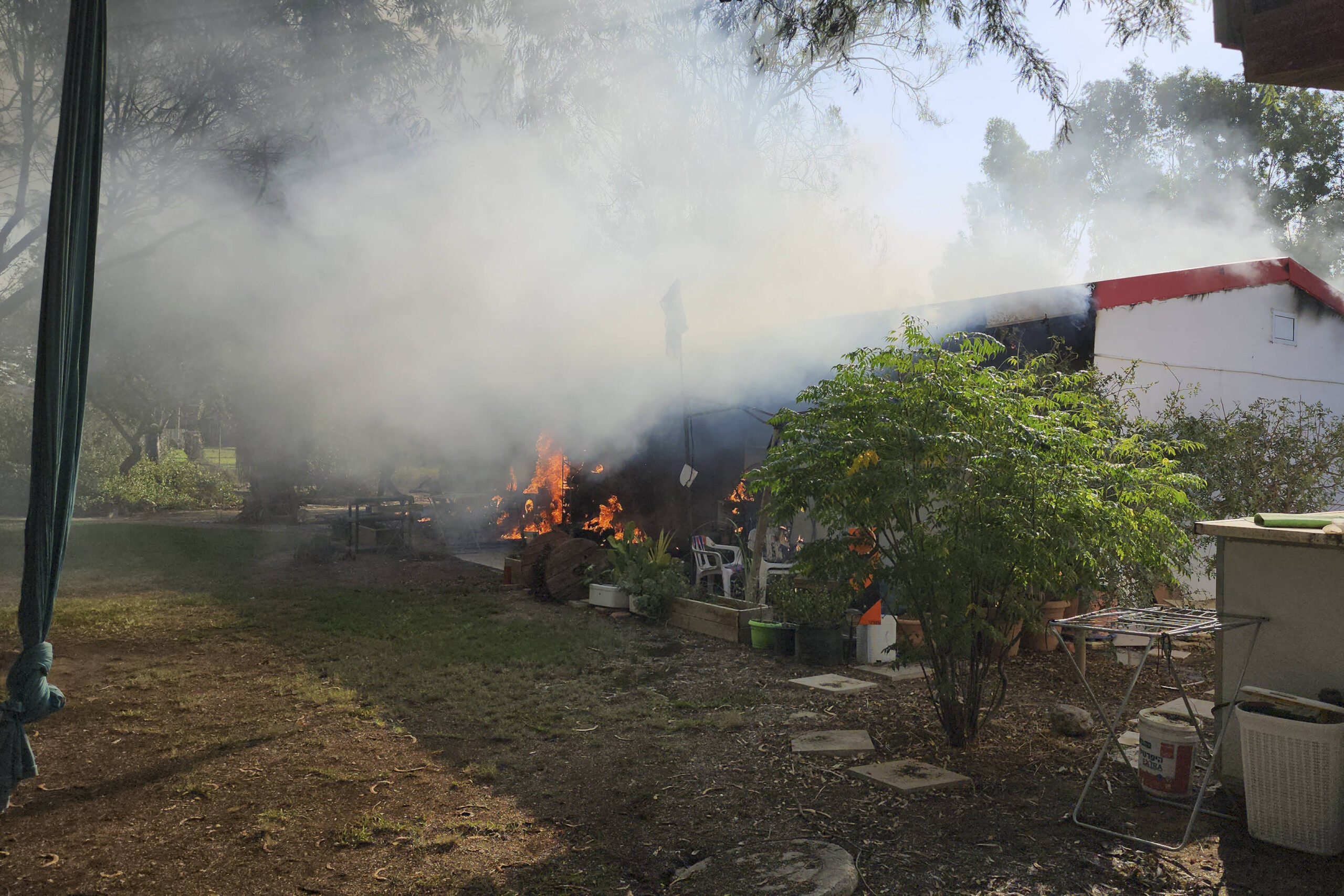 Une maison en flammes dans le kibboutz de Kfar Azza, le 7 octobre. © /AP/SIPA
