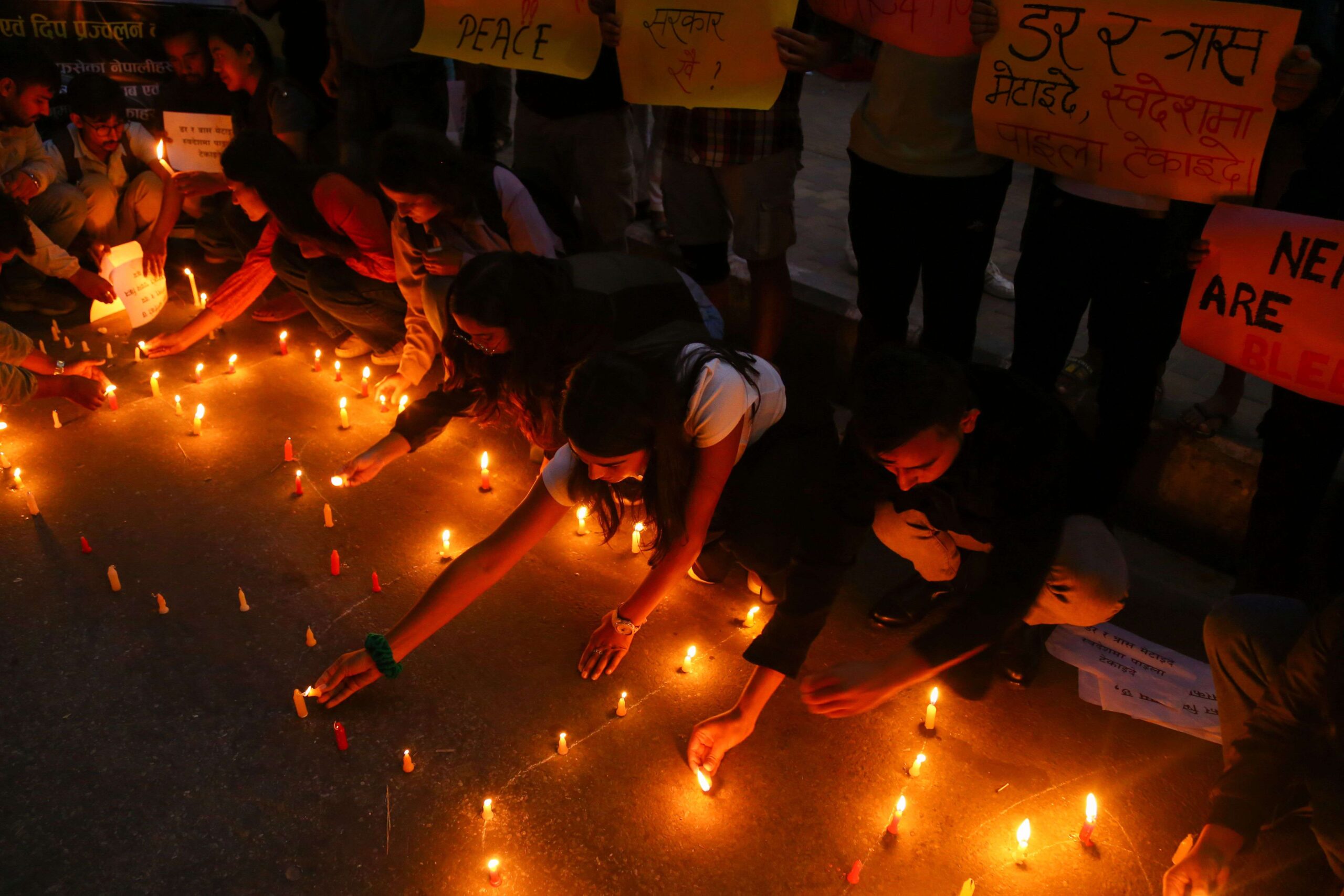 Une veillée est organisée à Katmandou en l'honneur d'étudiants népalais disparus. © Shutterstock/SIPA