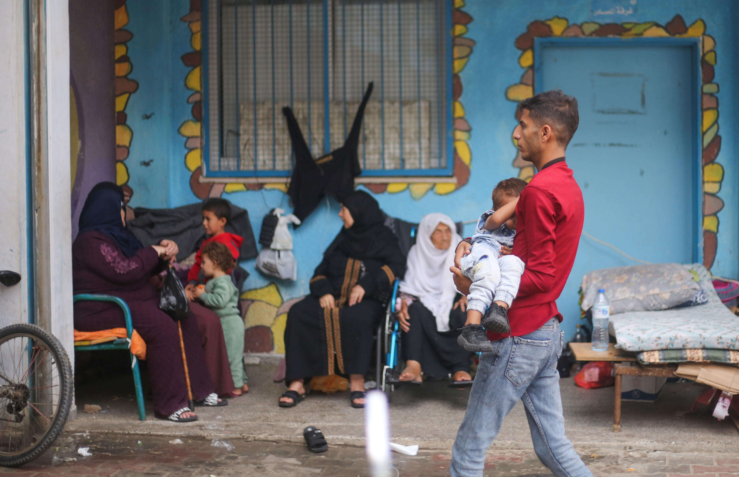 Des Palestiniens sont réfugiés dans l'école de Khan Younès opérée par les Nations Unies, le 16 octobre. © Ahmed Zakot/Story Picture Agency/SIPA
