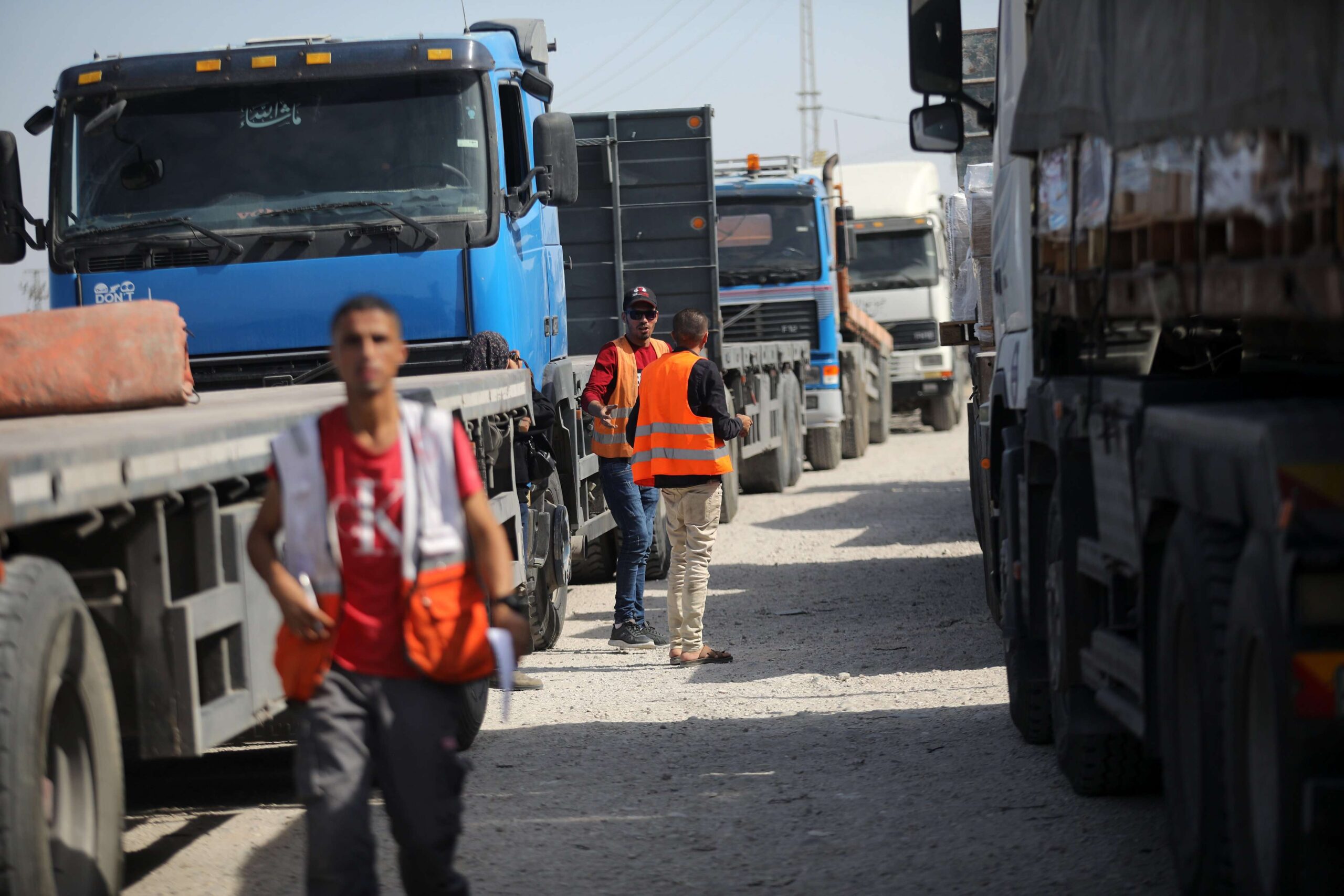 Des membres du Croissant rouge sont au poste-frontière de Rafah pour vider des camions d'aide humanitaire. © Ismail Muhammad/UPI/Shutterstock/SIPA