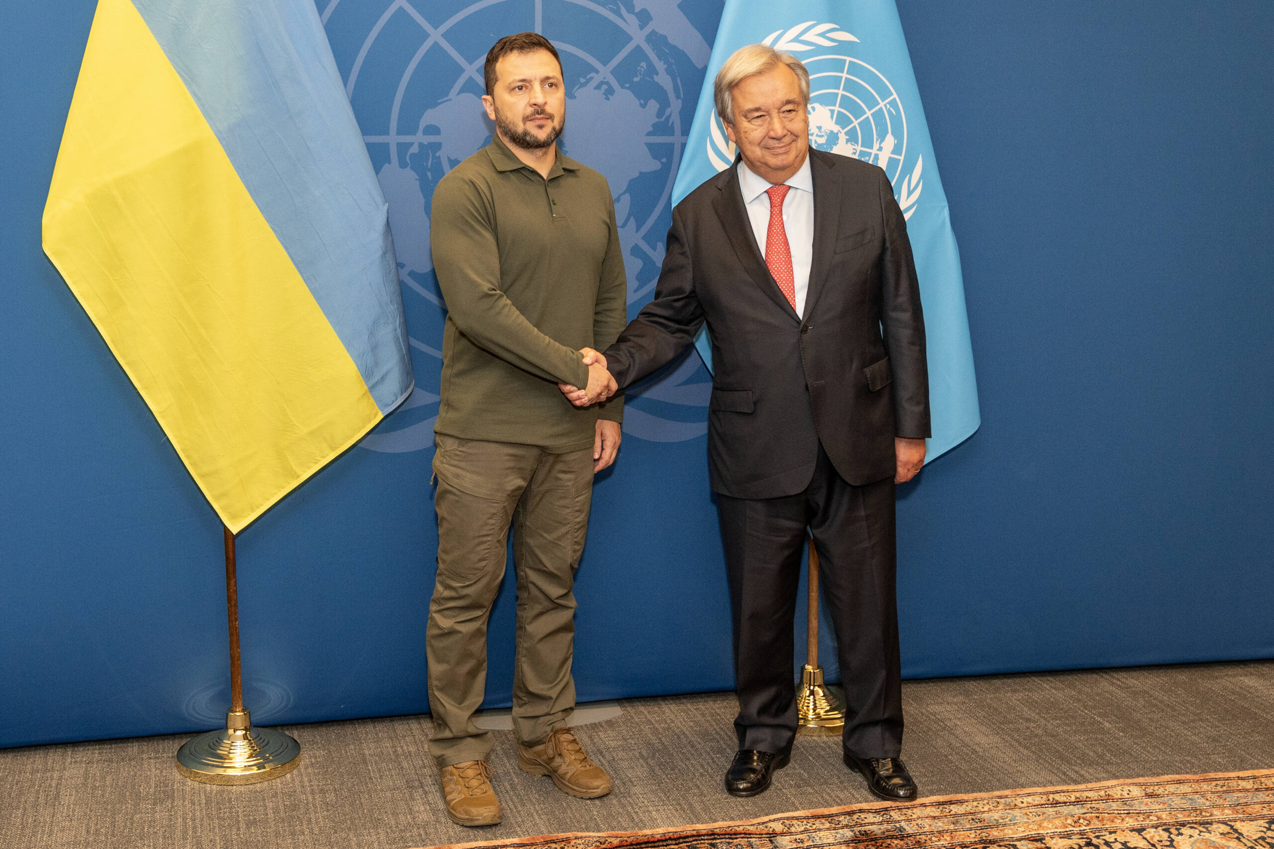 À son arrivée à l'ONU, Volodymyr Zelensky   sert la main d'António Guterres. © Lev Radin/Sipa USA/SIPA