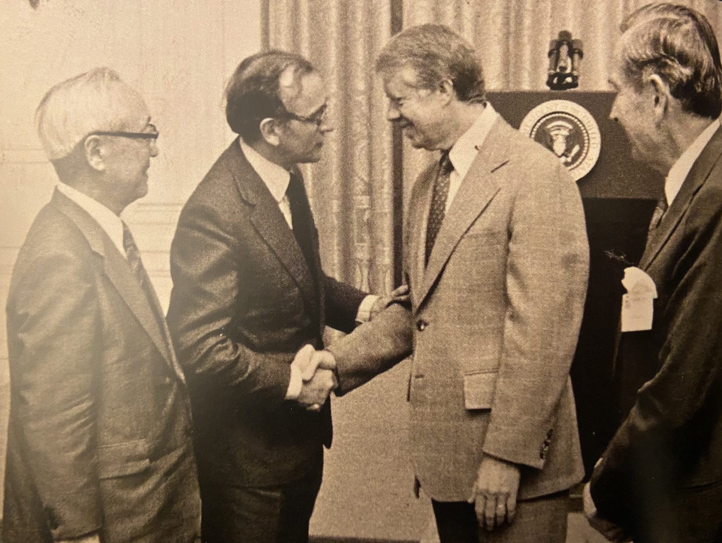 «Avec notre «ancien trilatéral», le Président Carter à la Maison Blanche en présence de mes deux collègues co-Présidents de la Commission»