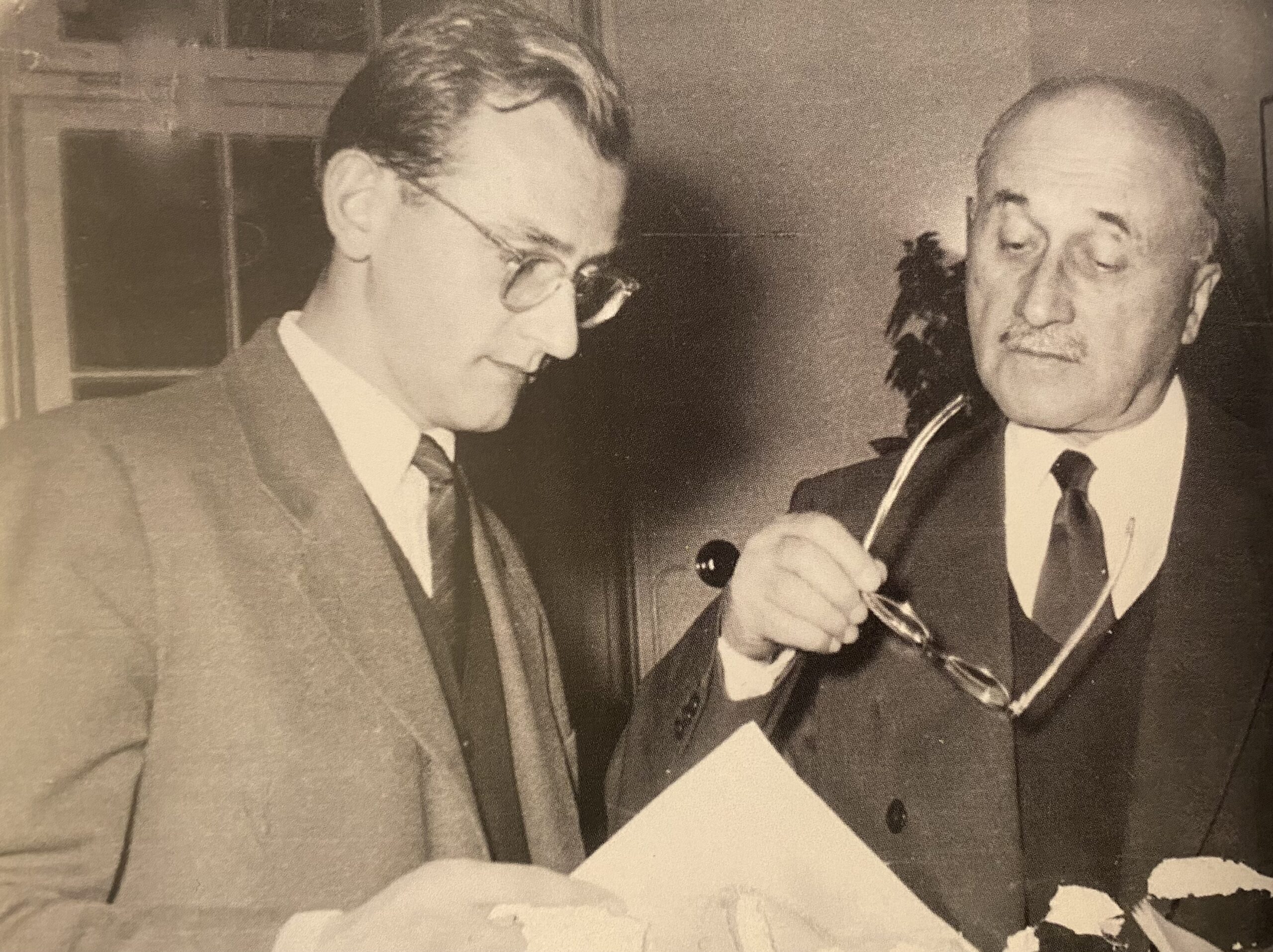 «Directeur du cabinet de Jean Monnet, 1953, Place de Metz à Luxembourg.» (Toutes les légendes sont de Georges Berthoin)