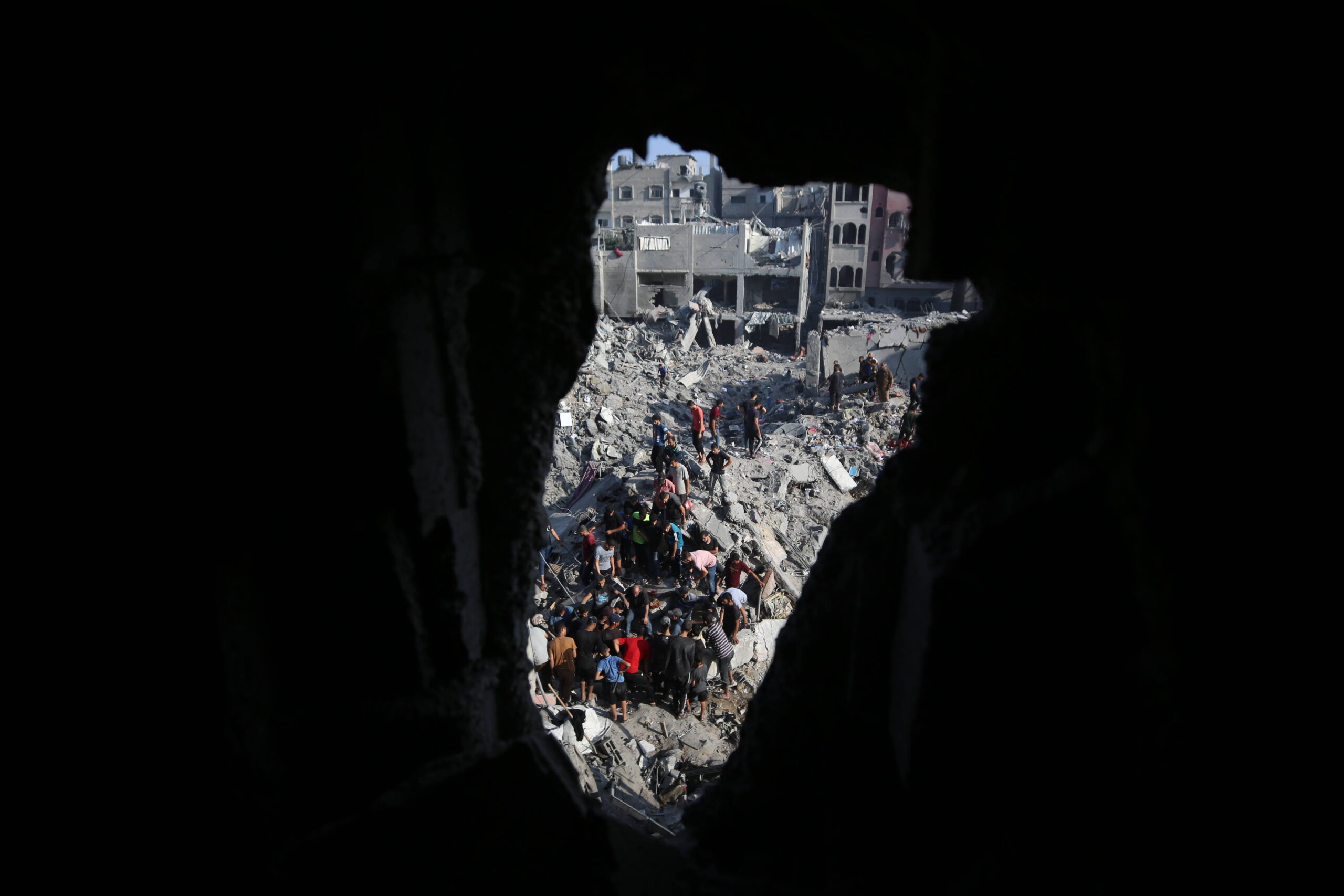 Des personnes examinent les décombres fumants de bâtiments détruits lors d'une frappe israélienne sur le camp de réfugiés de Bureij, dans le centre de la bande de Gaza, le 2 novembre 2023. © Majdi Fathi/Apaimages/SIPA