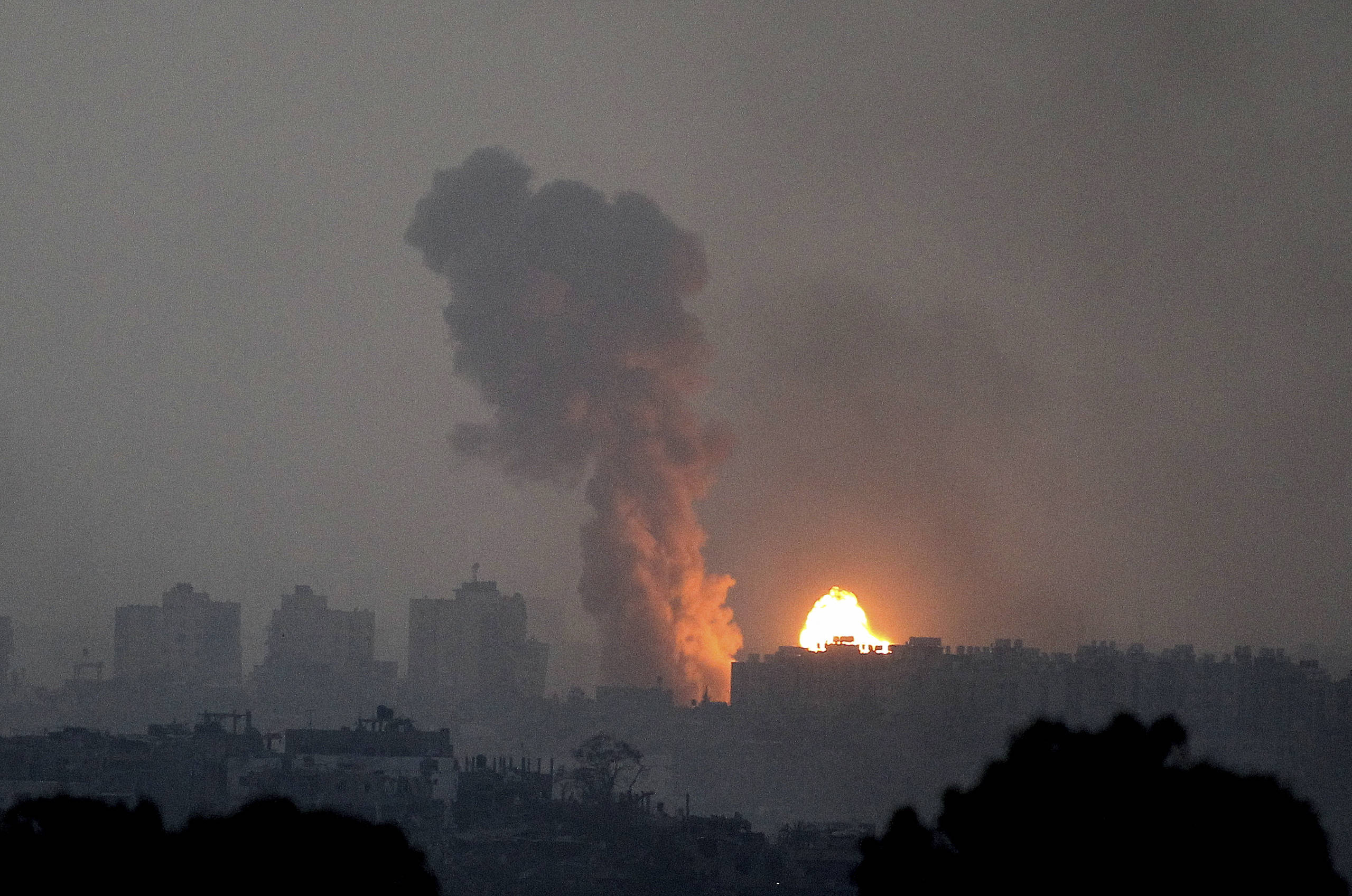 Le feu et la fumée s'élèvent après une frappe aérienne israélienne dans la bande de Gaza, vue du sud d'Israël, samedi 28 octobre 2023. © AP Photo/Ilan Assayag