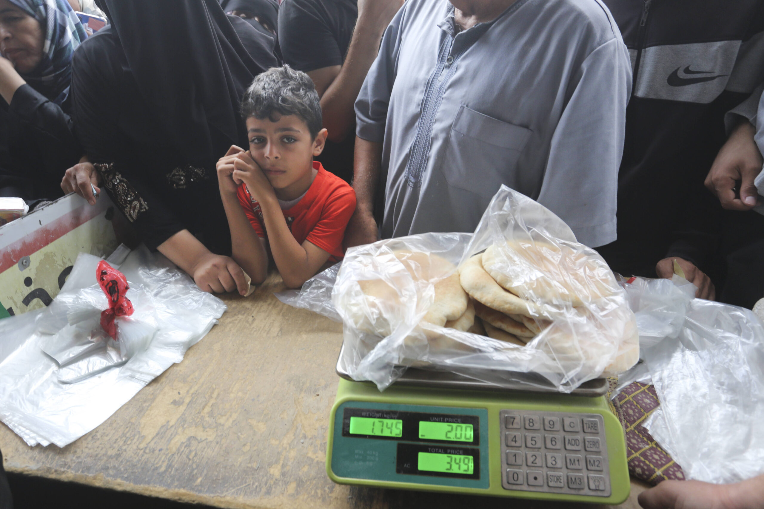 Les Palestiniens attendent d'acheter du pain pendant le bombardement continu de la bande de Gaza à Rafah le dimanche 29 octobre. © AP Photo/Hatem Ali