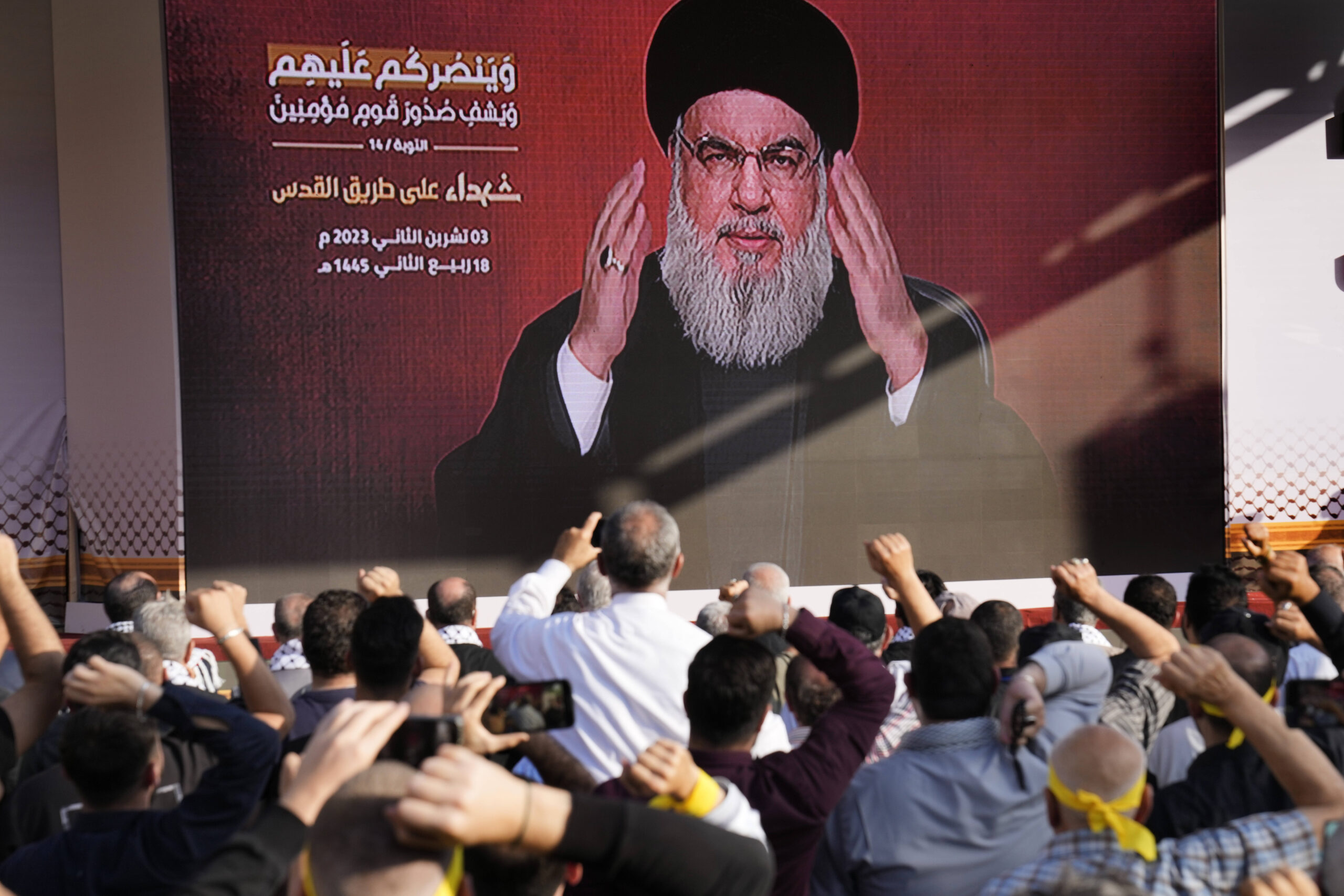 Le chef du Hezbollah, Sayyed Hassan Nasrallah, salue ses partisans via un lien vidéo, lors d'un rassemblement à la mémoire des combattants du Hezbollah qui ont été tués au Sud-Liban ces dernières semaines alors qu'ils se battaient contre les forces israéliennes, à Beyrouth, au Liban, le vendredi 3 novembre. © AP Photo/Hussein Malla