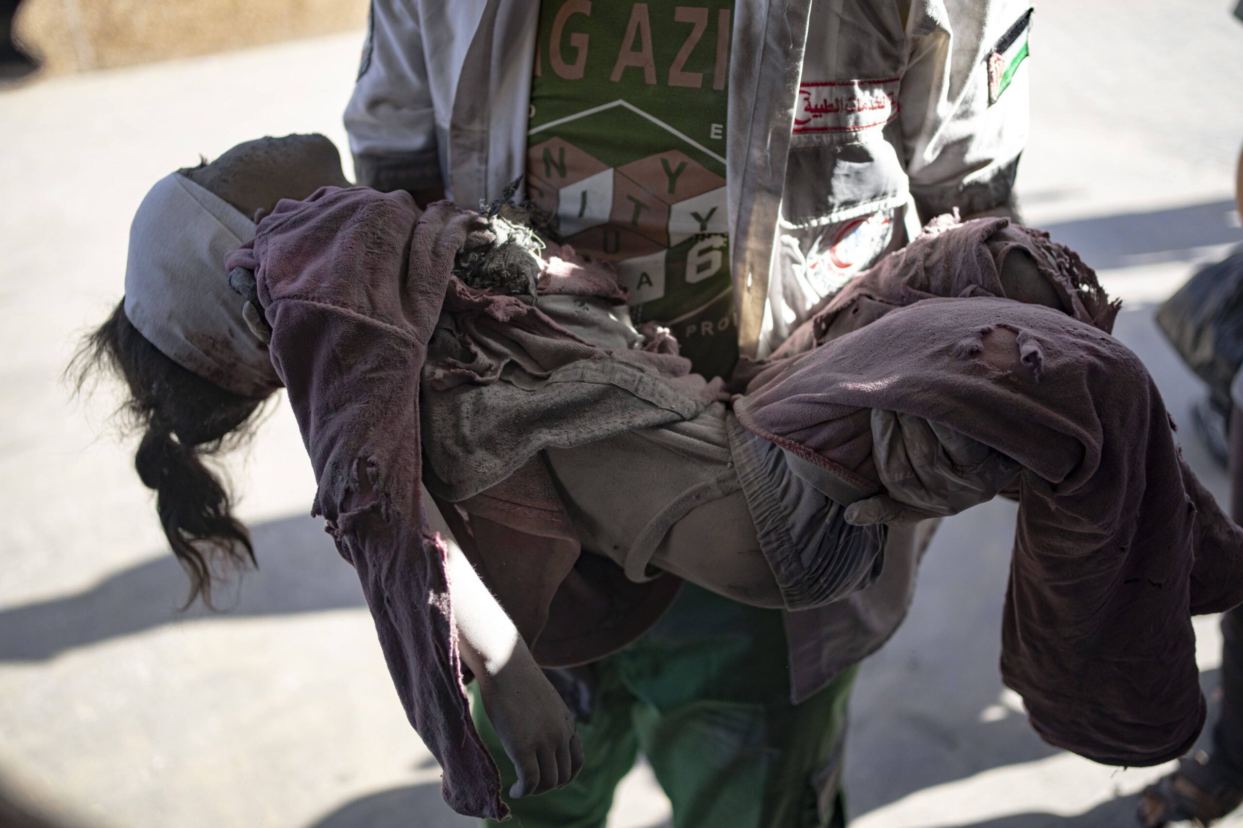 Un Palestinien blessé lors d'un bombardement israélien sur la bande de Gaza est amené à l'hôpital de Khan Younis, dimanche 6 novembre. © AP Photo/Fatima Shbair