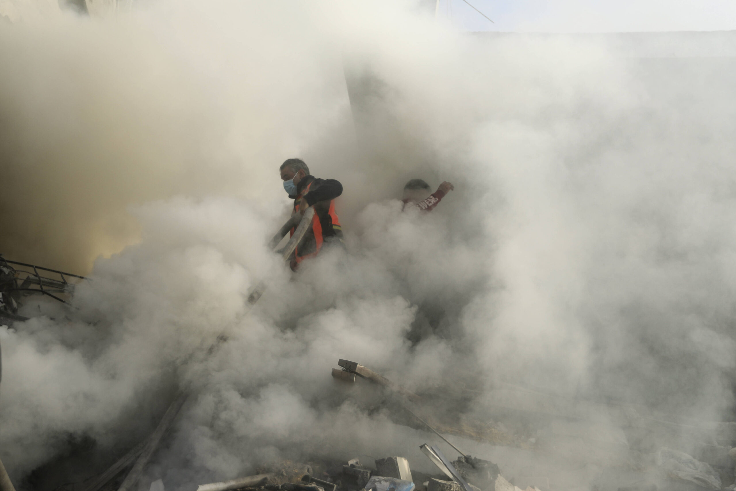 Des pompiers palestiniens éteignent un incendie causé par une frappe aérienne israélienne dans le camp de réfugiés de Khan Younis, dans le sud de la bande de Gaza, mardi 7 novembre. © AP Photo/Mohammed Dahman