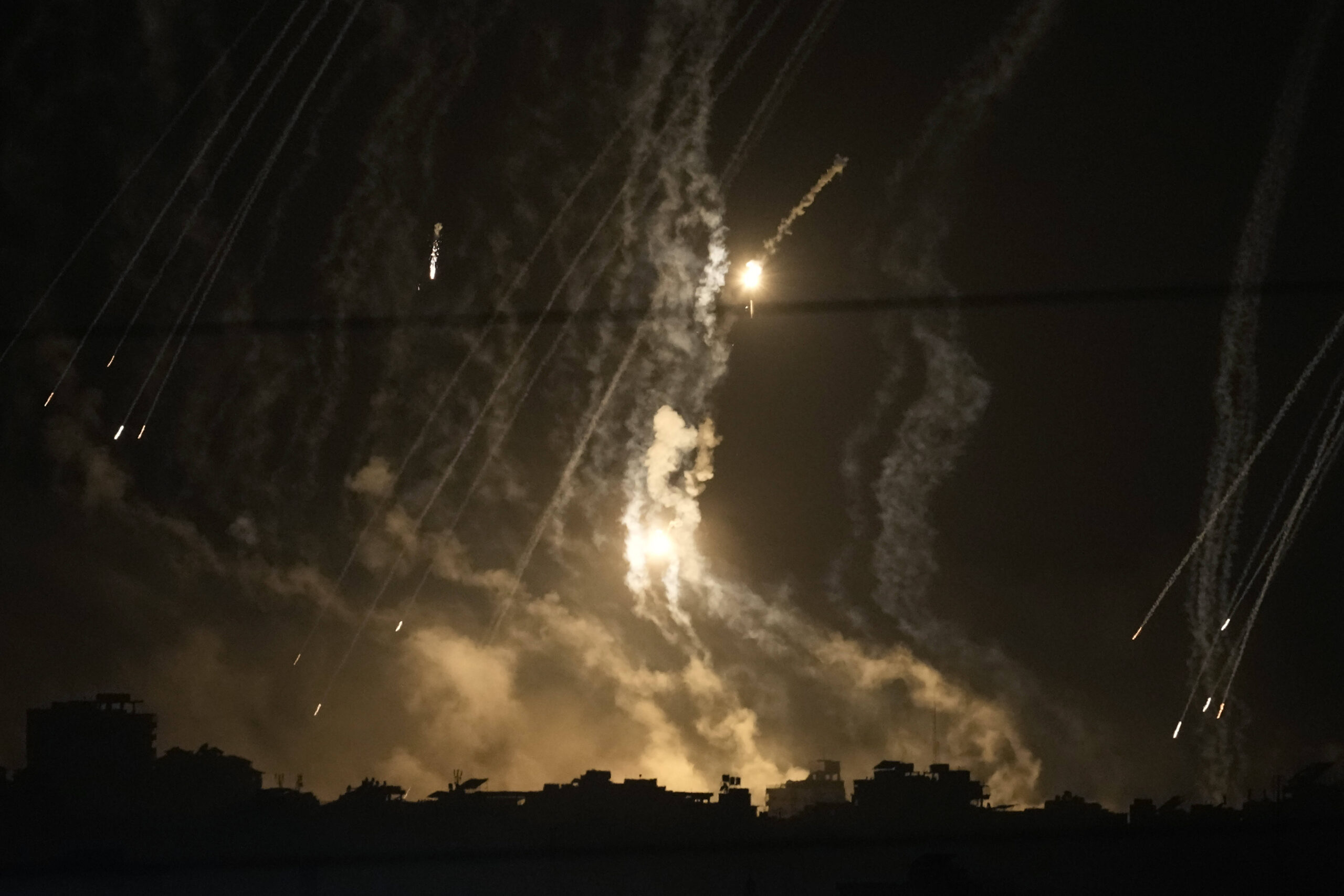 De la fumée et des fusées éclairantes s'élèvent au-dessus de la ville de Gaza lors d'une frappe israélienne dans la bande de Gaza, vue depuis le sud d'Israël, vendredi 10 novembre. © AP Photo/Leo Correa