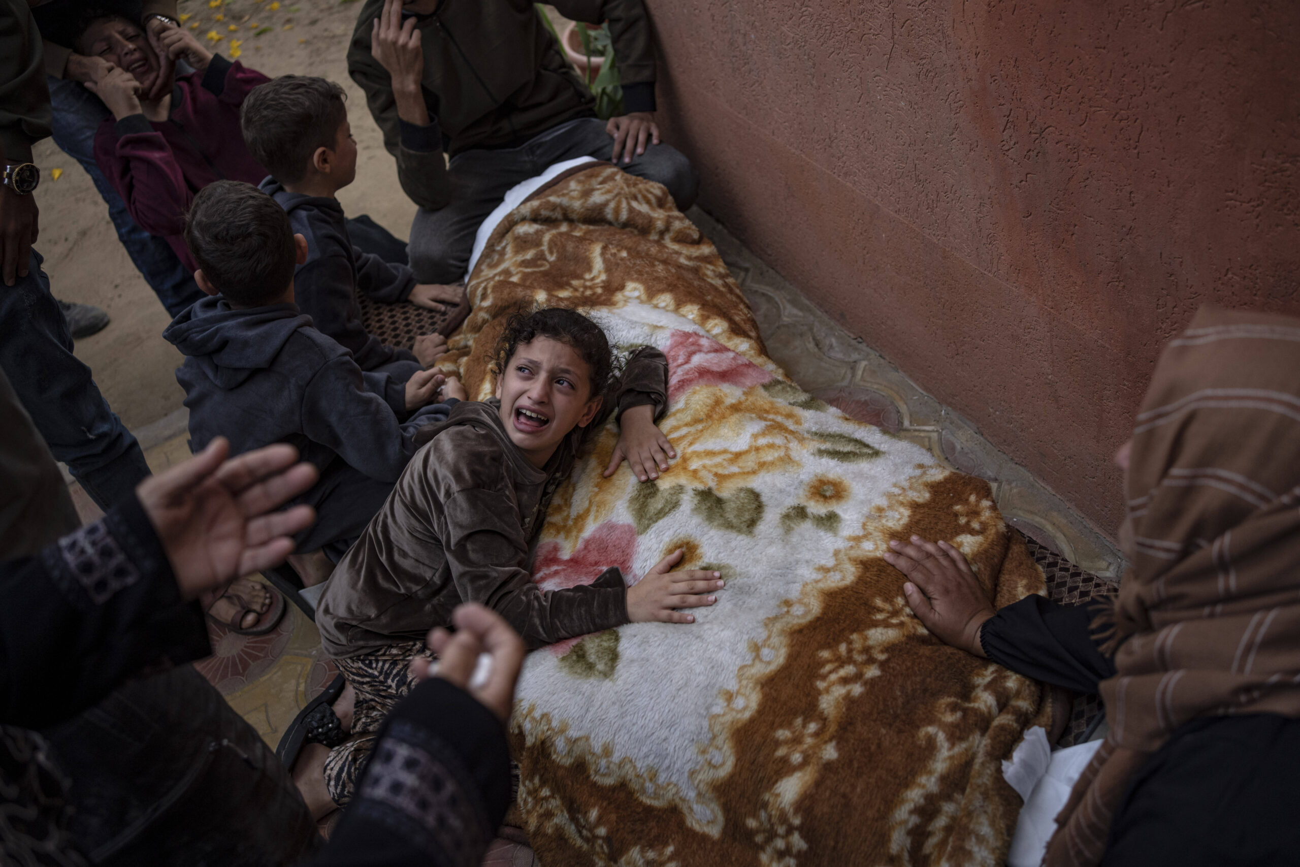 Des Palestiniens pleurent leurs proches tués lors du bombardement israélien de la bande de Gaza, à l'hôpital de Khan Younis. © AP Photo/Fatima Shbair