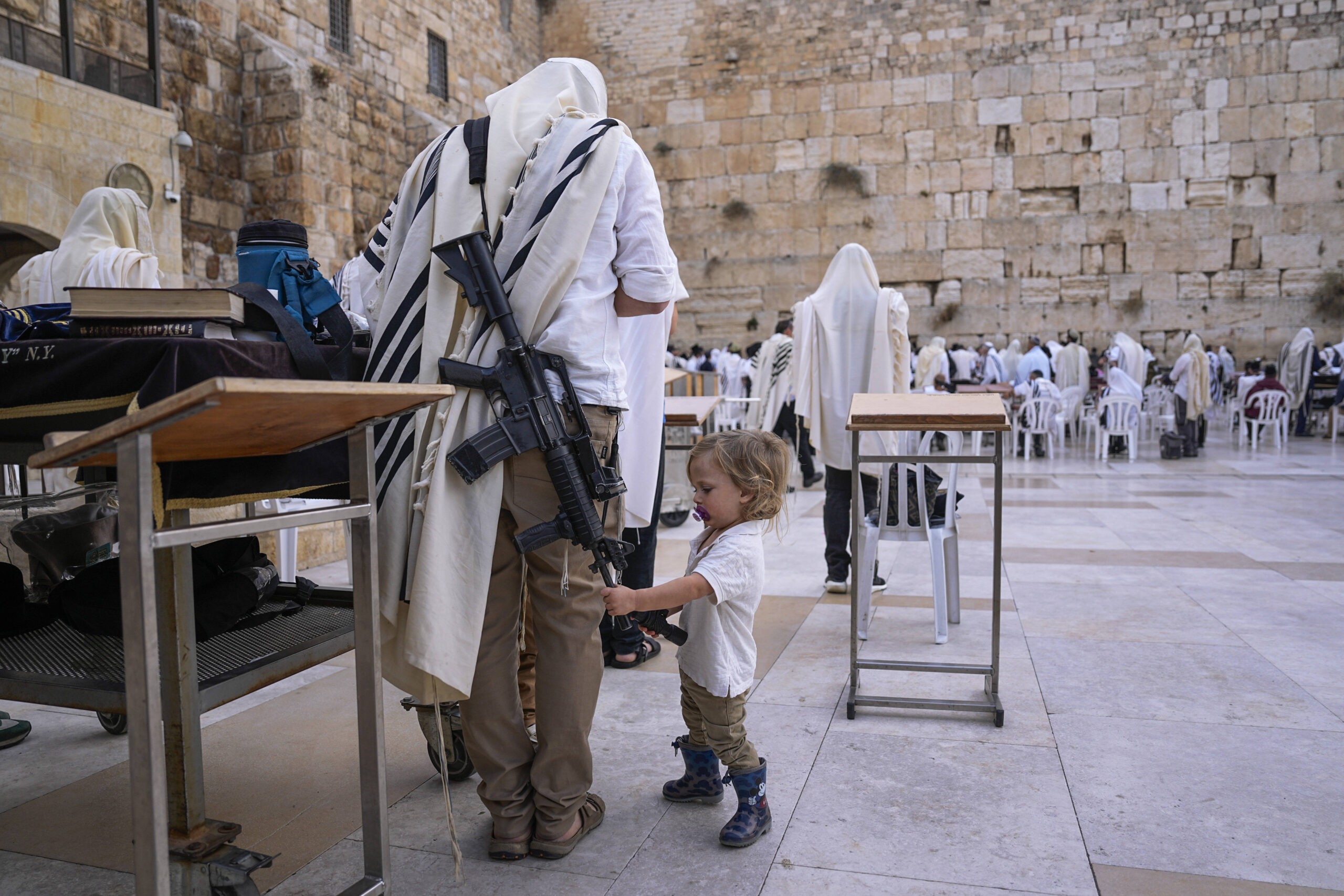 Un membre des forces de sécurité israéliennes, qui n'est pas en service, rejoint des fidèles au Mur occidental, le site le plus sacré où les juifs peuvent prier, dans la vieille ville de Jérusalem, mardi 14 novembre. © AP Photo/Ohad Zwigenberg