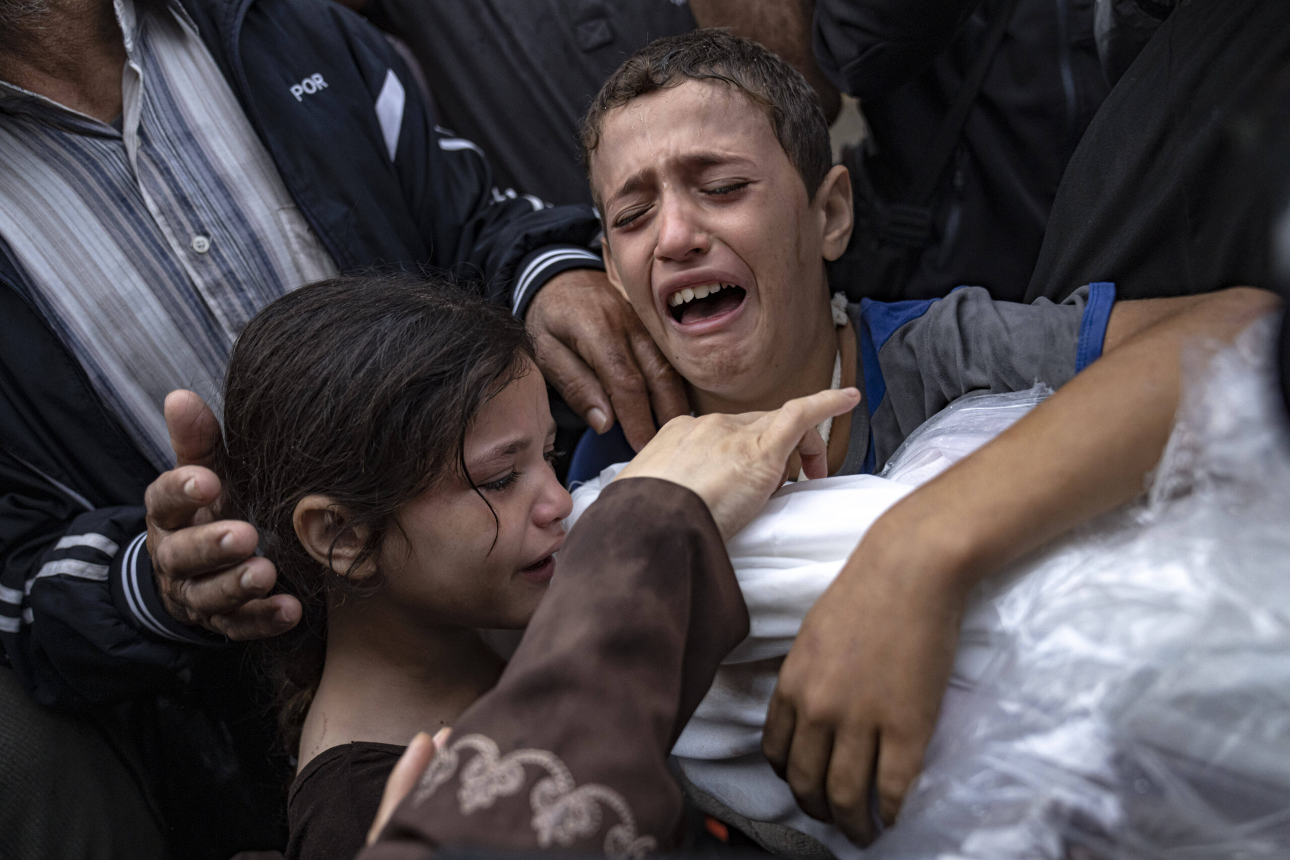 Des Palestiniens pleurent leurs proches tués lors des bombardements israéliens sur la bande de Gaza, à l'hôpital de Khan Younis, mardi 14 novembre. © AP Photo/Fatima Shbair