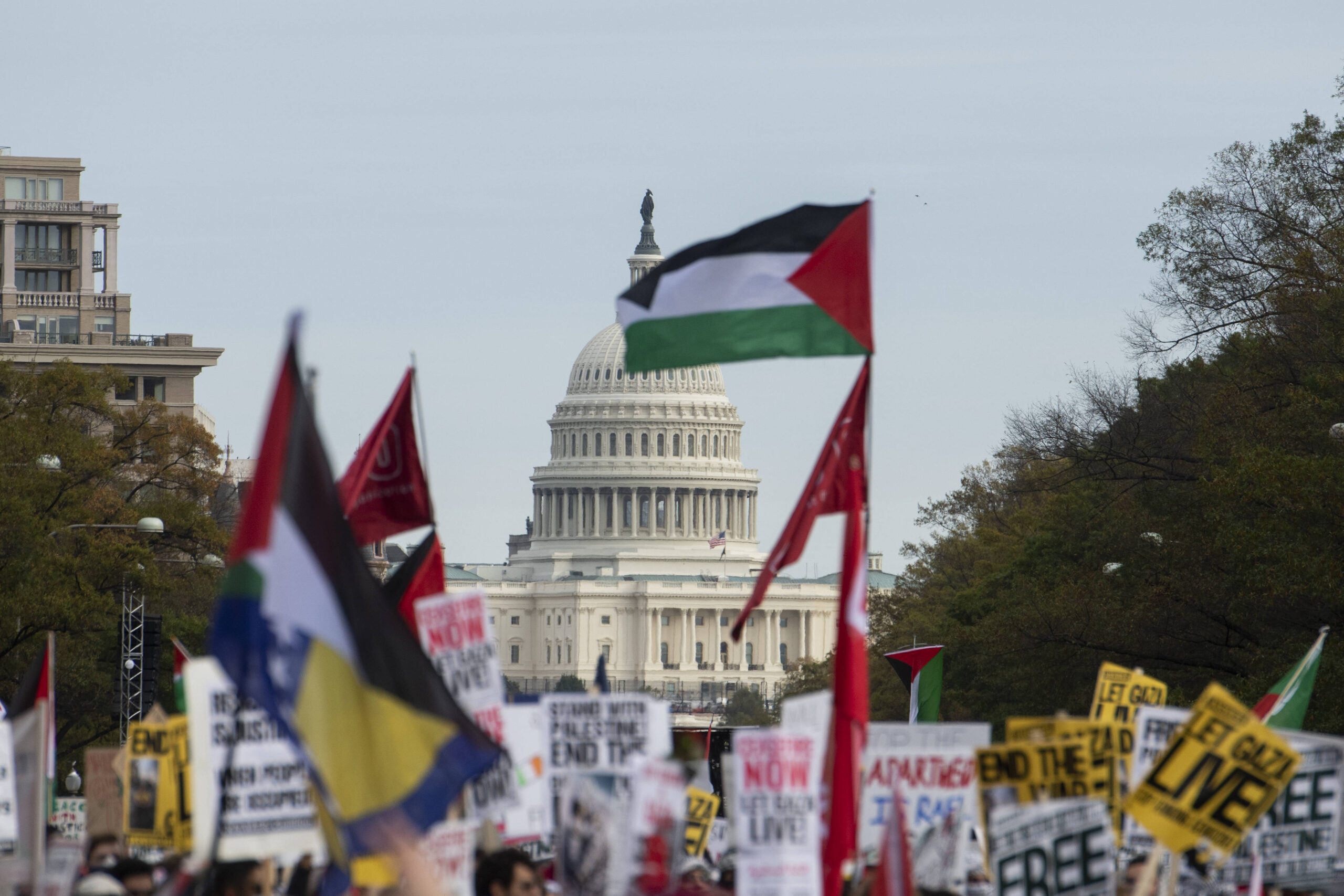 Le Capitole est visible au loin alors que des milliers de manifestants remplissent la Freedom Plaza et les rues environnantes pour un rassemblement et une marche appelant à la fin de la guerre entre Israël et le Hamas, à Washington, DC, le samedi 4 novembre. © Rod Lamkey / CNP Photo