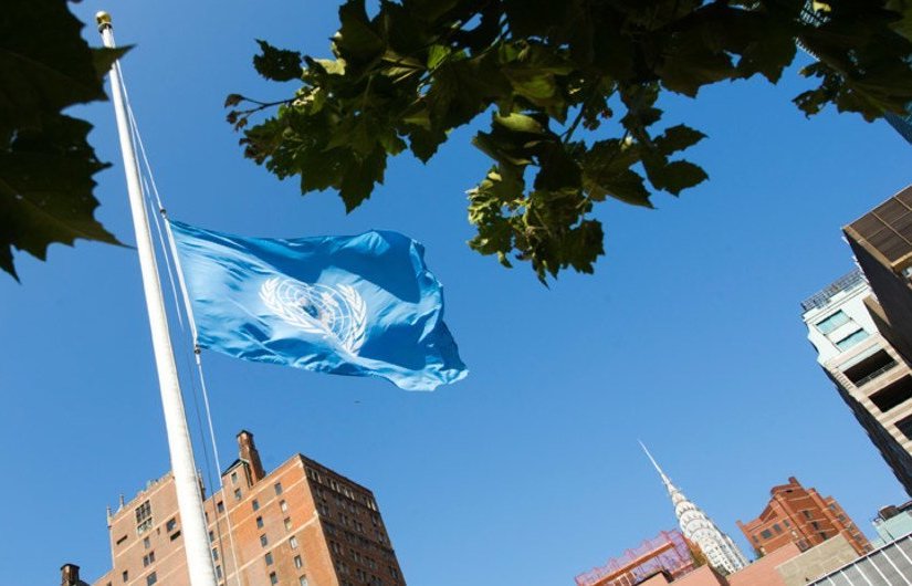 Le drapeau de l'ONU est en berne au siège de l'Organisation à New York, en mémoire des collègues qui ont perdu la vie dans le conflit à Gaza. © UN Photo/Mark Garten