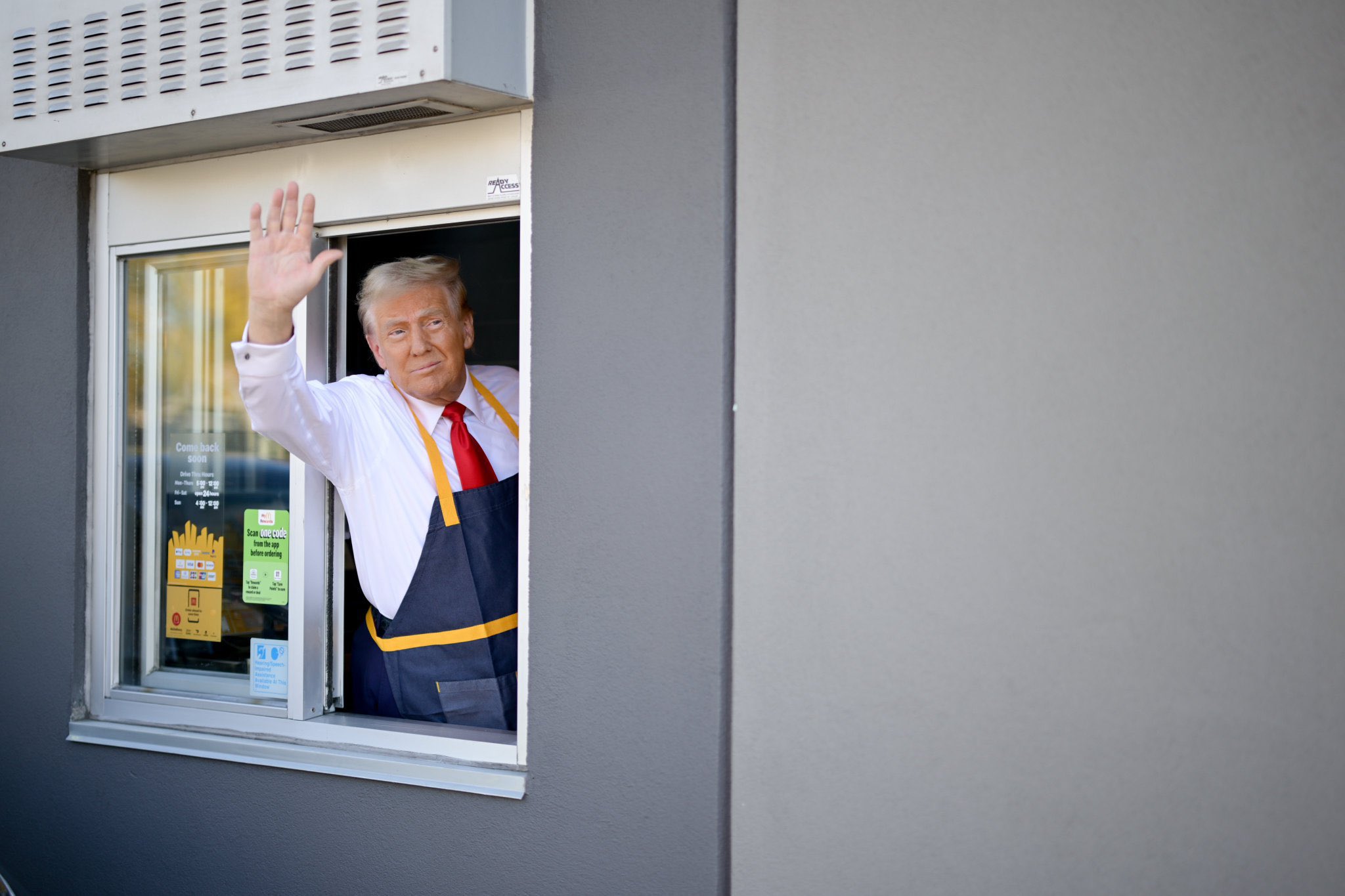 Le candidat républicain à la présidence, l'ancien président Donald Trump, parle depuis la fenêtre du drive-in lors d'un arrêt de campagne dans un McDonald's, dimanche 20 octobre 2024, à Feasterville-Trevose, en Pennsylvanie © AP Photo