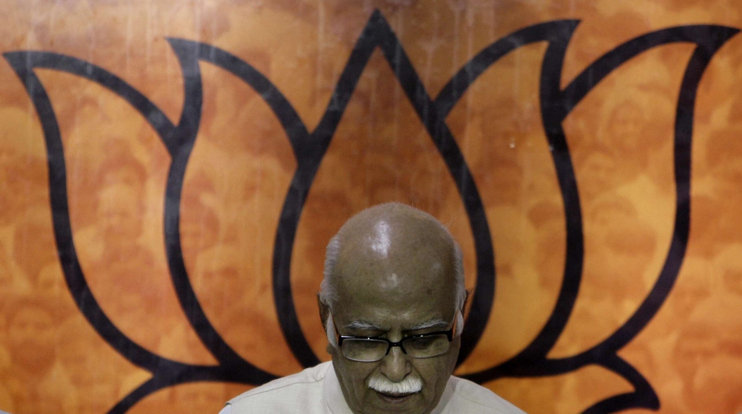 Le leader du Bharatiya Janata Party (BJP), alors principal parti d'opposition en Inde, Lal Krishna Advani, s'exprime lors d'une conférence de presse à New Delhi le mercredi 23 juillet 2008. Derrière lui, le symbole du parti : le lotus. © AP Photo/Manish Swarup