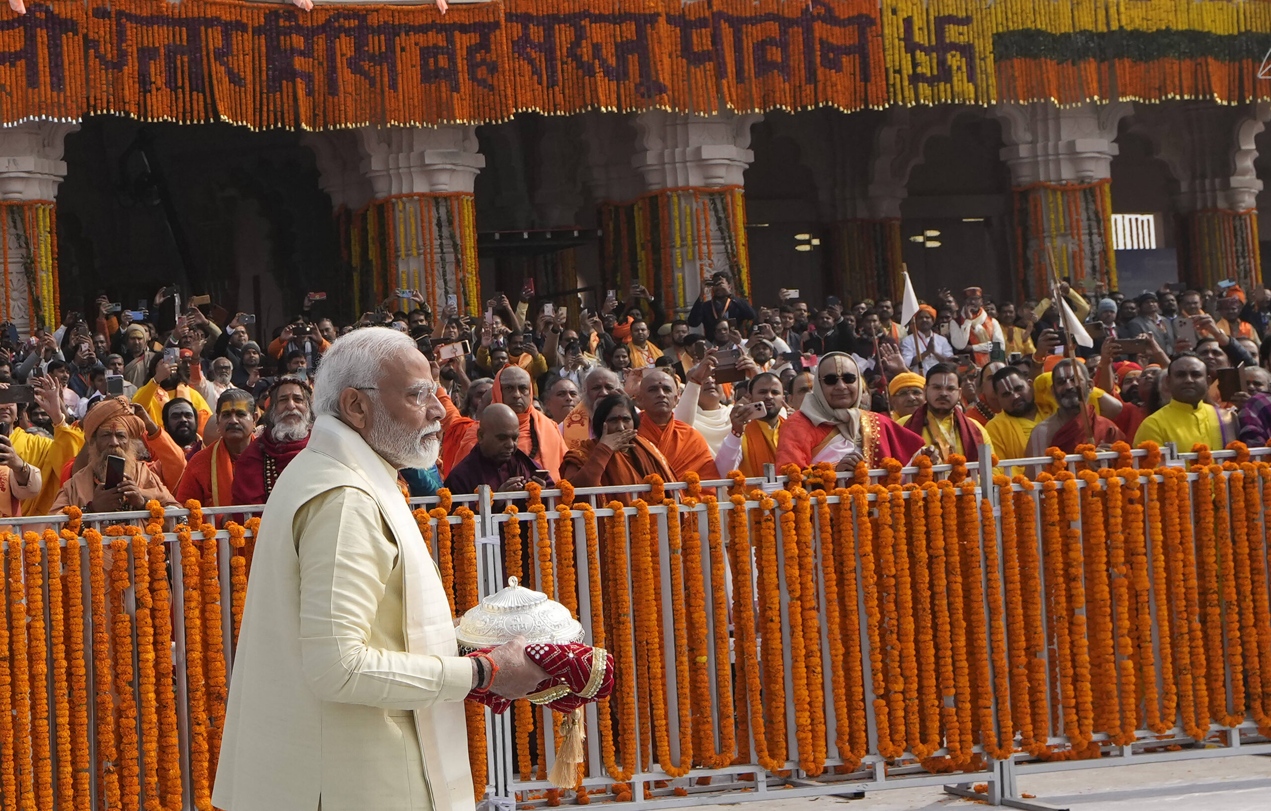 Le Premier ministre indien, Narendra Modi, arrive pour diriger l'ouverture d'un temple dédié à Ram à Ayodhya, en Inde, lundi 22 janvier 2024. © AP Photo/Rajesh Kumar Singh