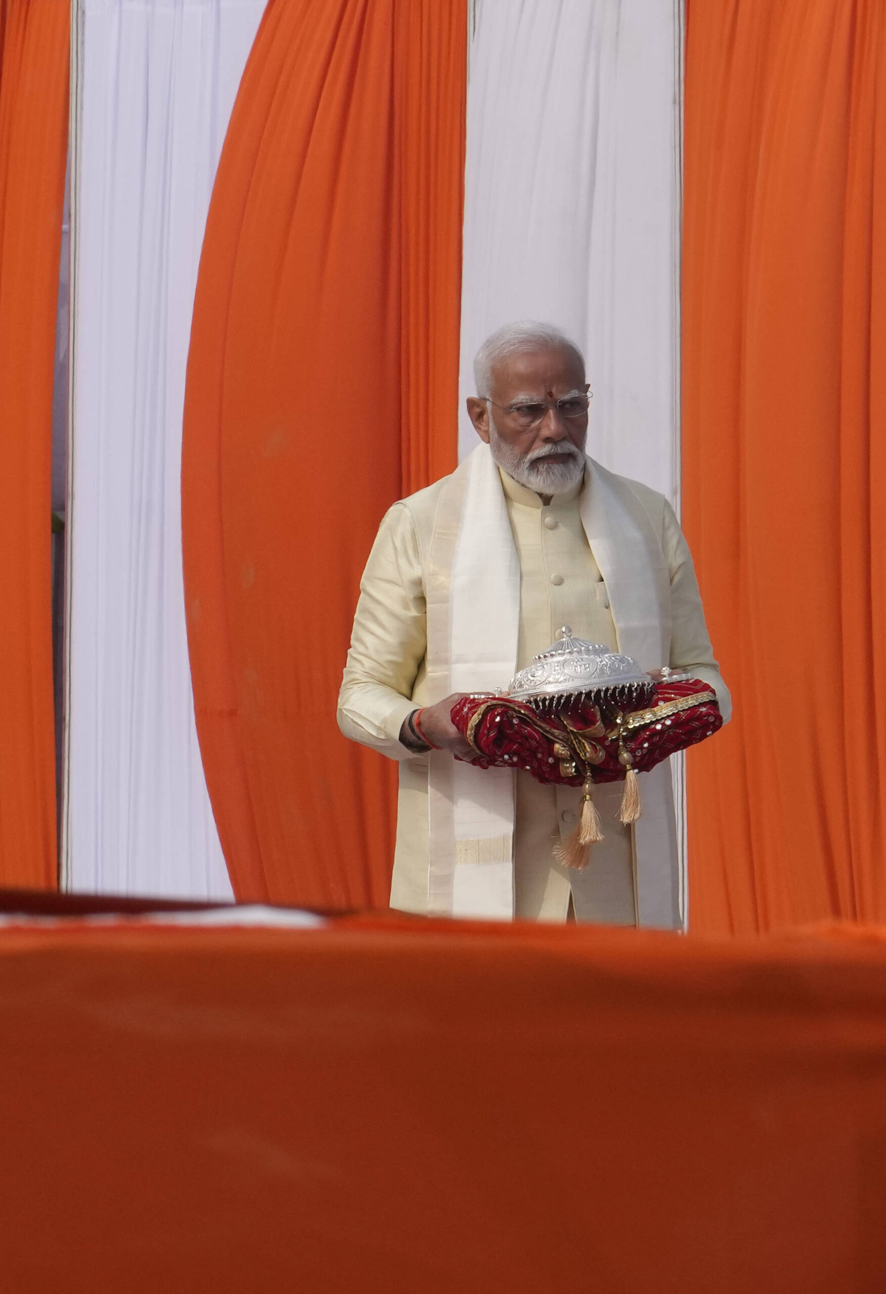 Le Premier ministre indien Narendra Modi porte un objet sacré lors de l'ouverture d'un temple dédié à Ram à Ayodhya, en Inde, lundi 22 janvier 2024. © AP Photo/Rajesh Kumar Singh