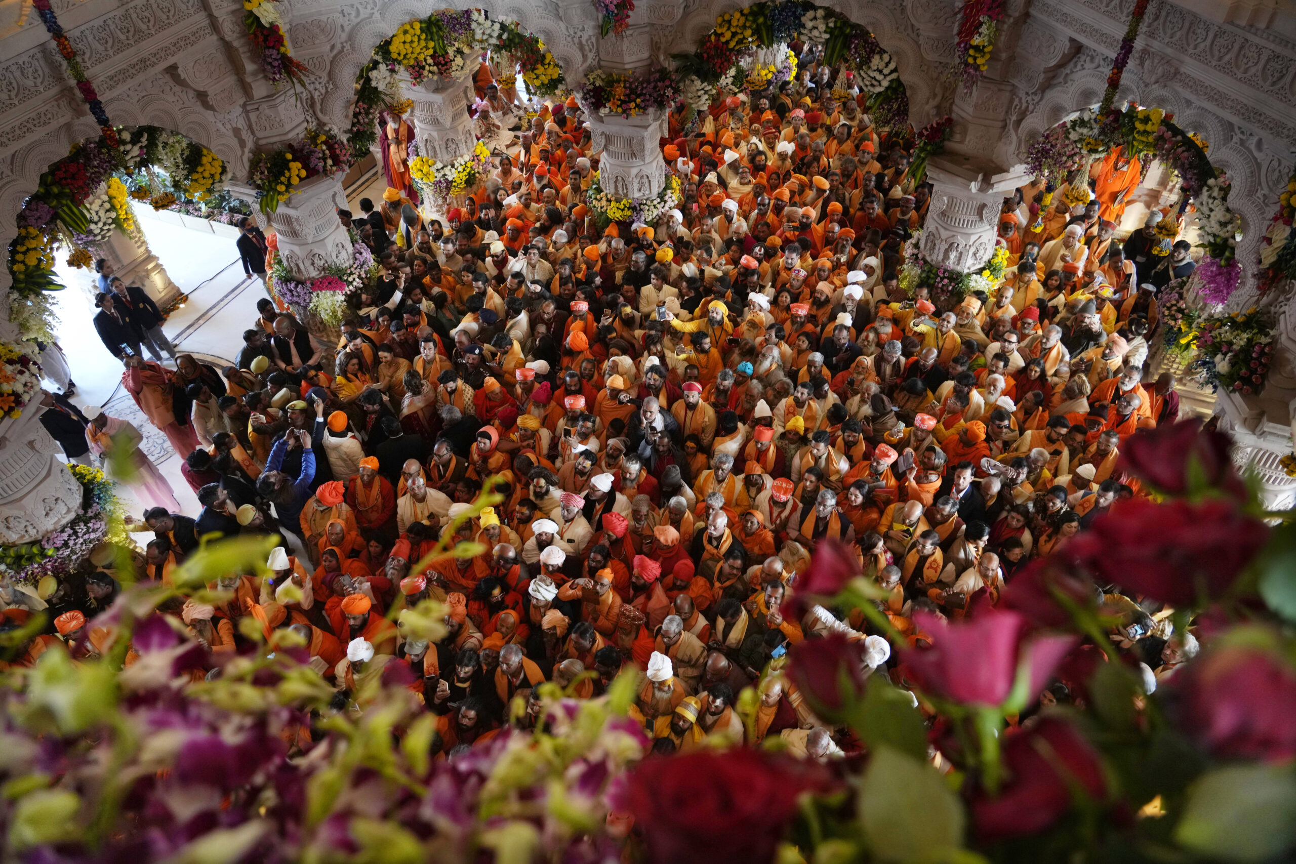 Des fidèles hindous se pressent pour jeter un premier coup d'œil au temple dédié au Seigneur Ram, peu après son inauguration à Ayodhya, en Inde, le lundi 22 janvier 2024. © AP Photo/Rajesh Kumar Singh