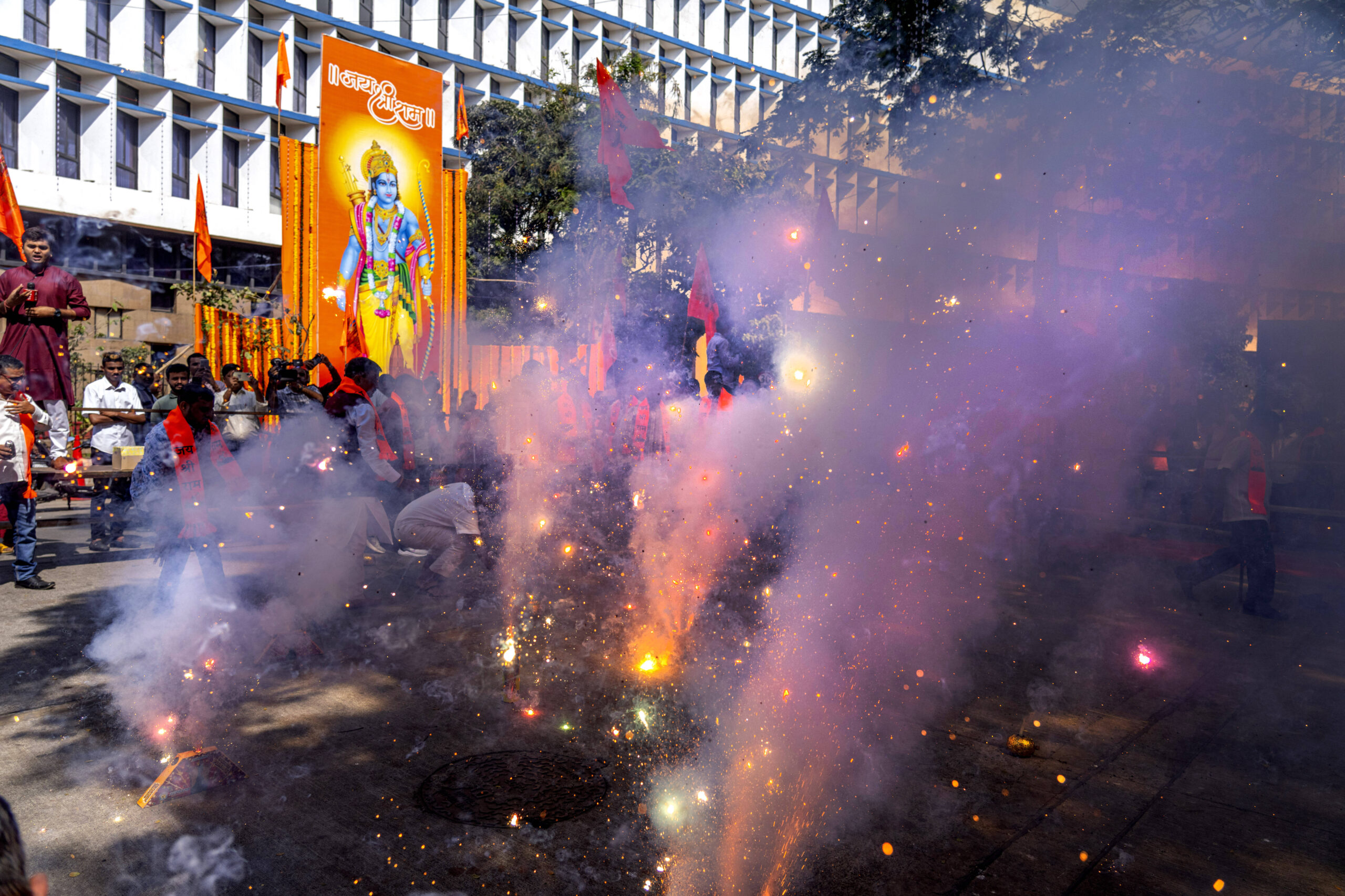 Des partisans du parti au pouvoir, le Bharatiya Janata Party, allument des feux d'artifice à Mumbai, en Inde, lors de l'inauguration d'un temple dédié au dieu hindou Ram à Ayodhya, lundi 22 janvier 2024. © AP Photo/Rafiq Maqbool