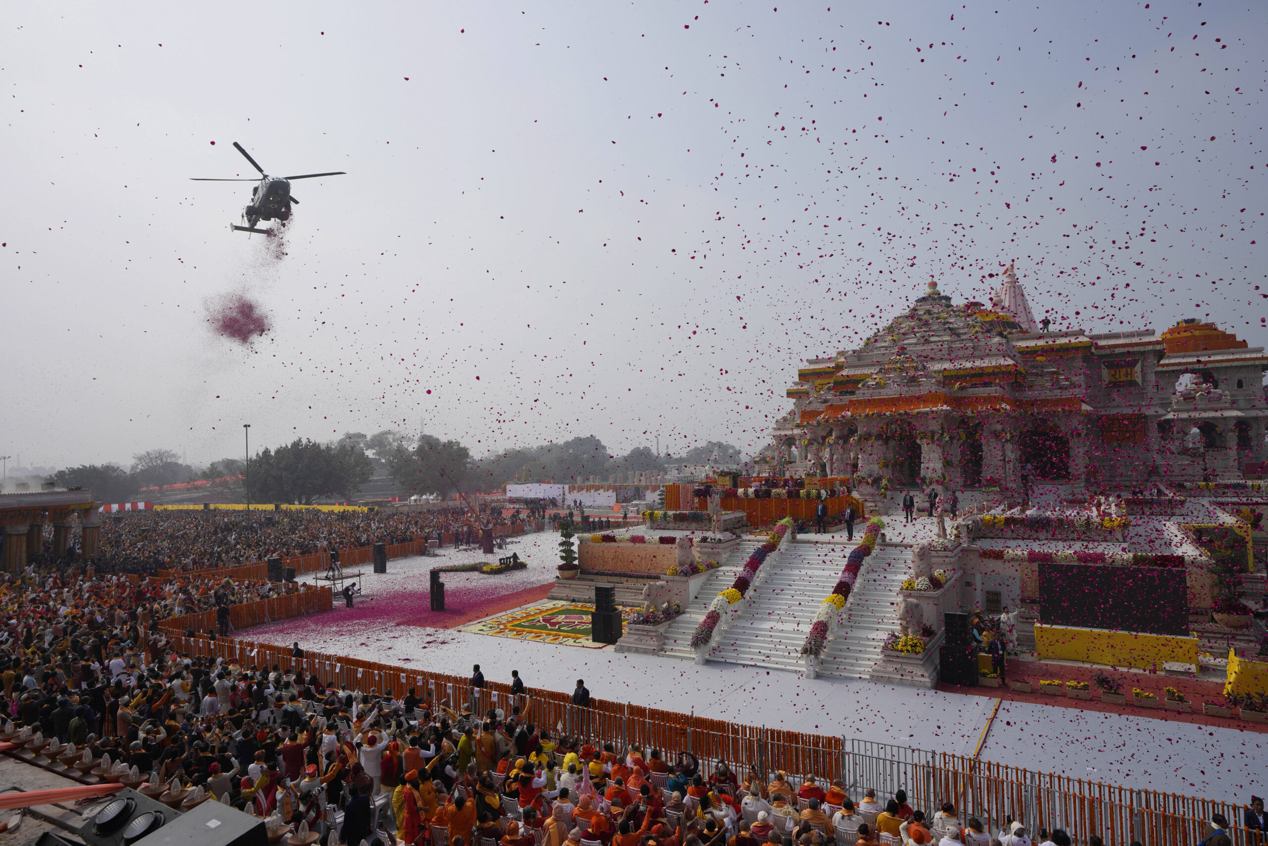 Un hélicoptère de l'armée de l'air indienne répand des pétales de fleurs lors de l'ouverture du temple. © AP Photo/Rajesh Kumar Singh
