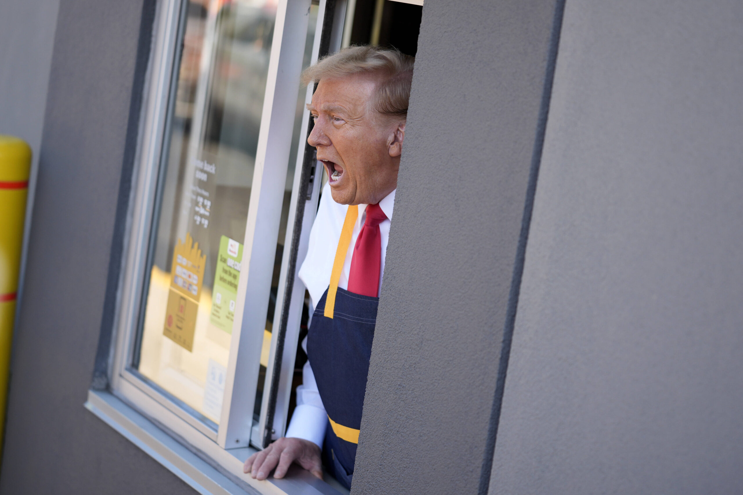 Le candidat républicain à la présidence, l'ancien président Donald Trump, parle depuis la fenêtre du drive-in lors d'un arrêt de campagne dans un McDonald's, dimanche 20 octobre 2024, à Feasterville-Trevose, en Pennsylvanie © AP Photo/Evan Vucci