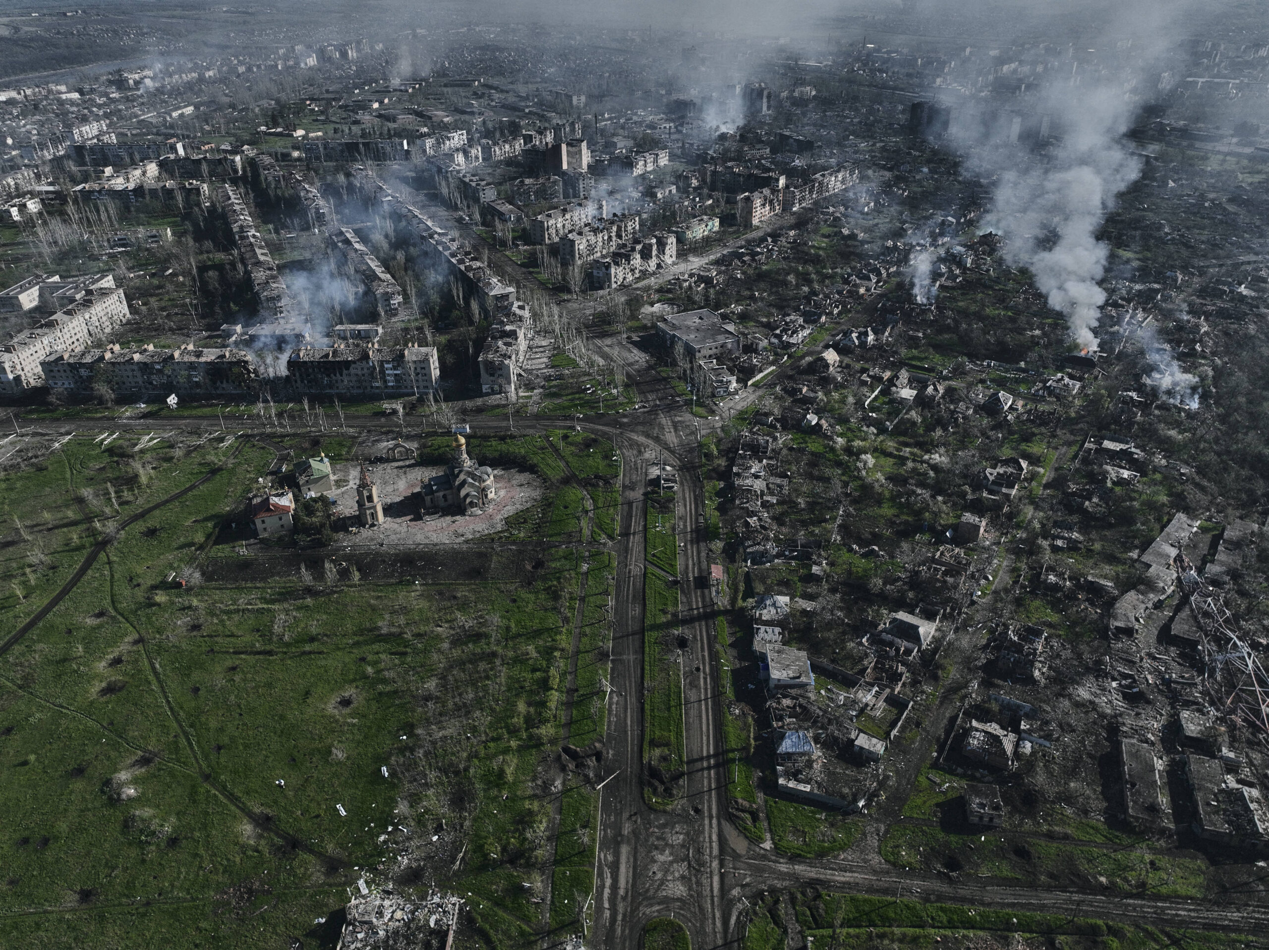 De la fumée s'élève des bâtiments sur cette vue aérienne de Bakhmut, site des batailles les plus intenses avec les troupes russes dans la région de Donetsk, en Ukraine, mercredi 26 avril 2023. © Libkos/AP/SIPA