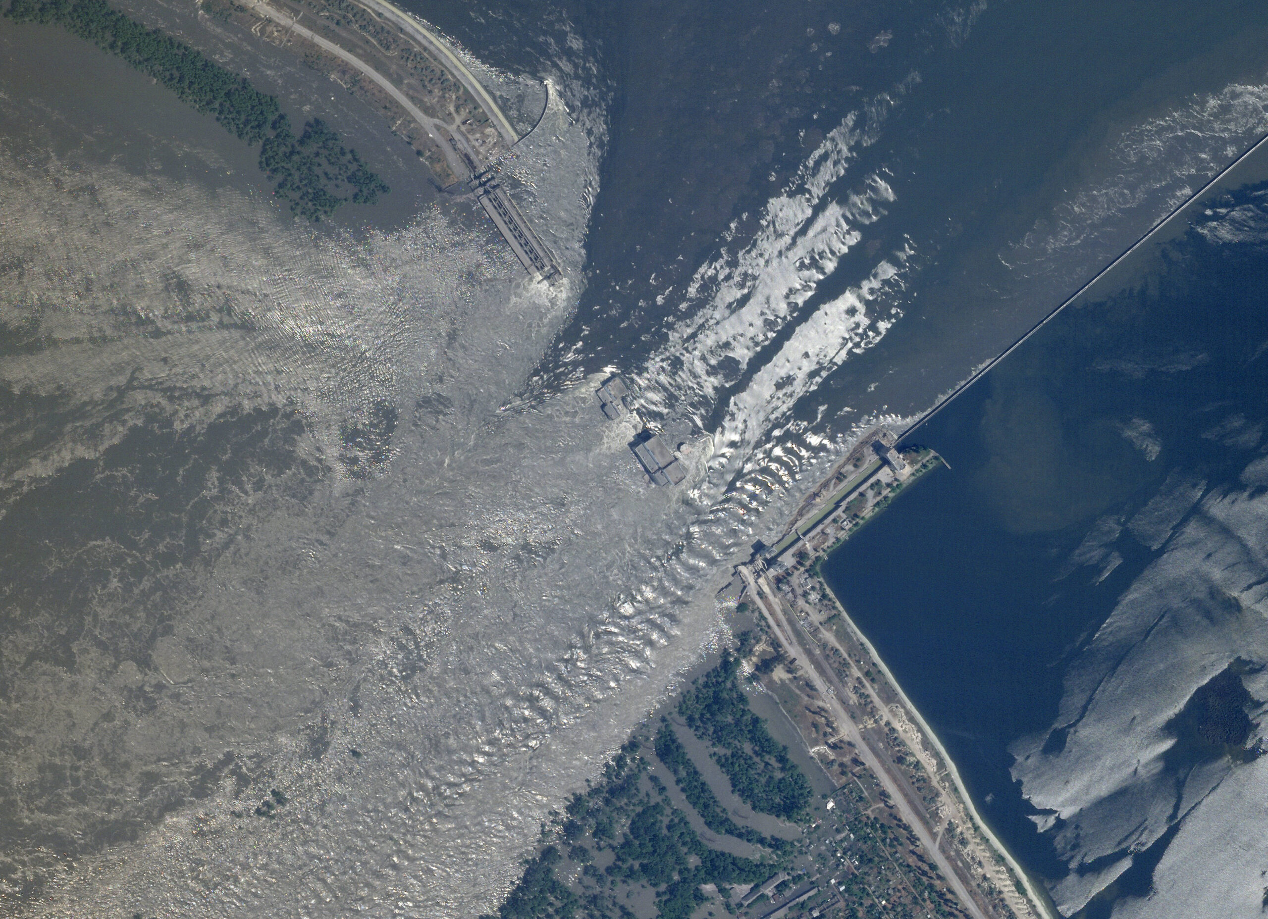 Cette image satellite fournie par Planet Labs PBC montre une vue d'ensemble des dommages subis par le barrage de Kakhovka dans le sud de l'Ukraine, le mardi 6 juin 2023. L'Ukraine a accusé mardi les forces russes d'avoir fait sauter le barrage et la centrale hydroélectrique de Kakhovka, sur le fleuve Dniepr, dans une zone contrôlée par Moscou, tandis que les autorités russes ont dénoncé les bombardements ukrainiens dans la zone contestée. © AP/SIPA