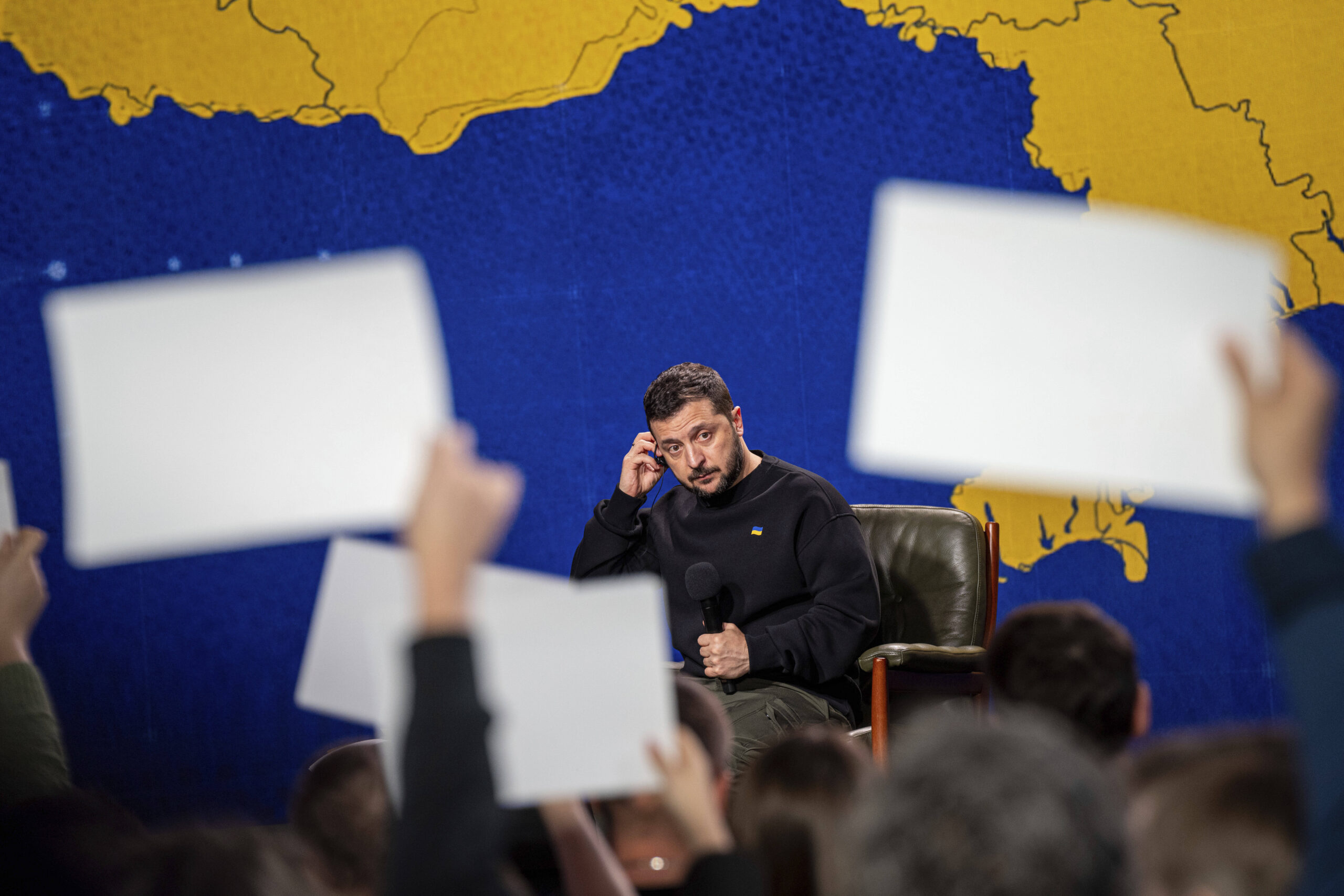 Le président ukrainien Volodymyr Zelensky écoute les questions d'un journaliste lors de sa conférence de presse annuelle à Kiev, en Ukraine, mardi 19 décembre 2023. L'armée ukrainienne souhaite mobiliser jusqu'à 500 000 soldats supplémentaires, a déclaré M. Zelenskyy, mais il a précisé qu'il avait demandé aux hauts gradés de préciser les détails de ce qui est 