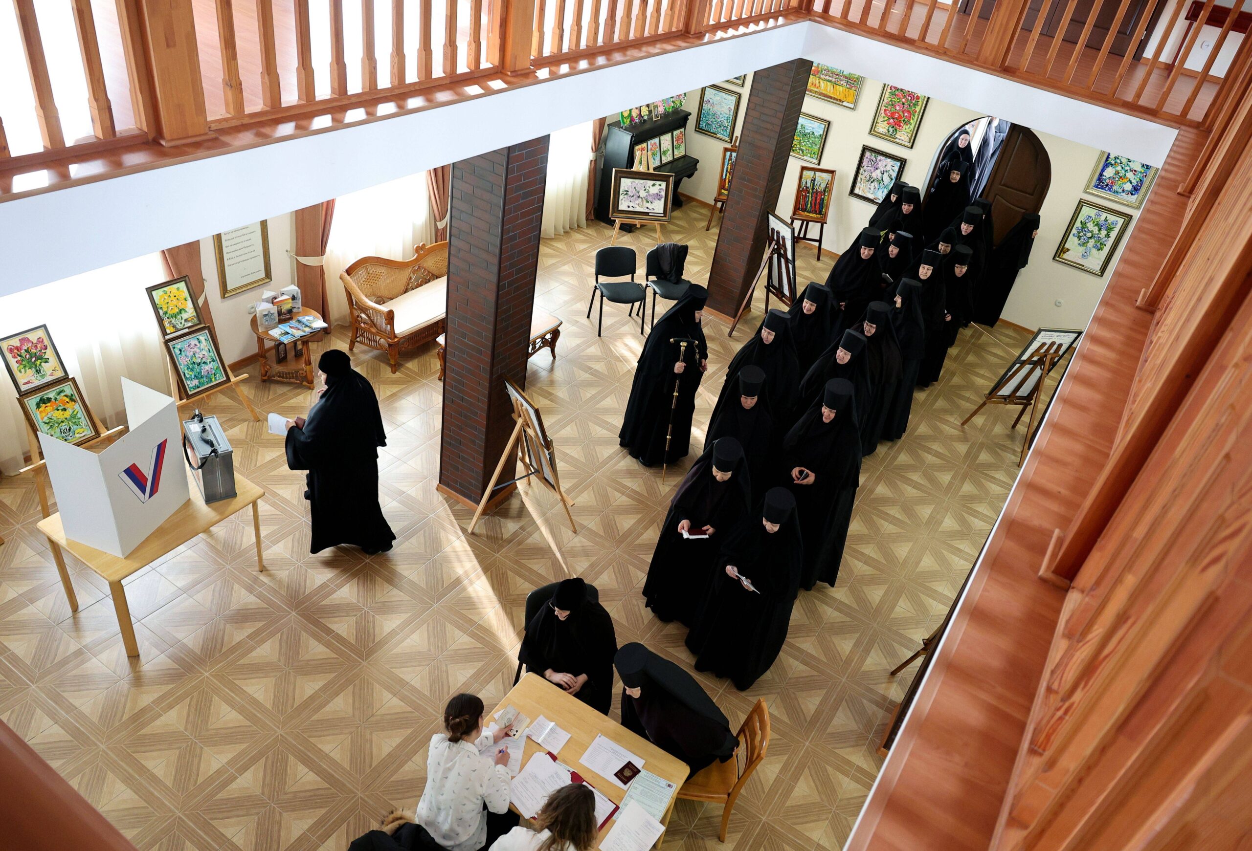 Des religieuses participent au vote lors de l'élection présidentielle russe au couvent Sainte-Elisabeth à Kaliningrad, Russie. © Vitaly Nevar / Sputnik