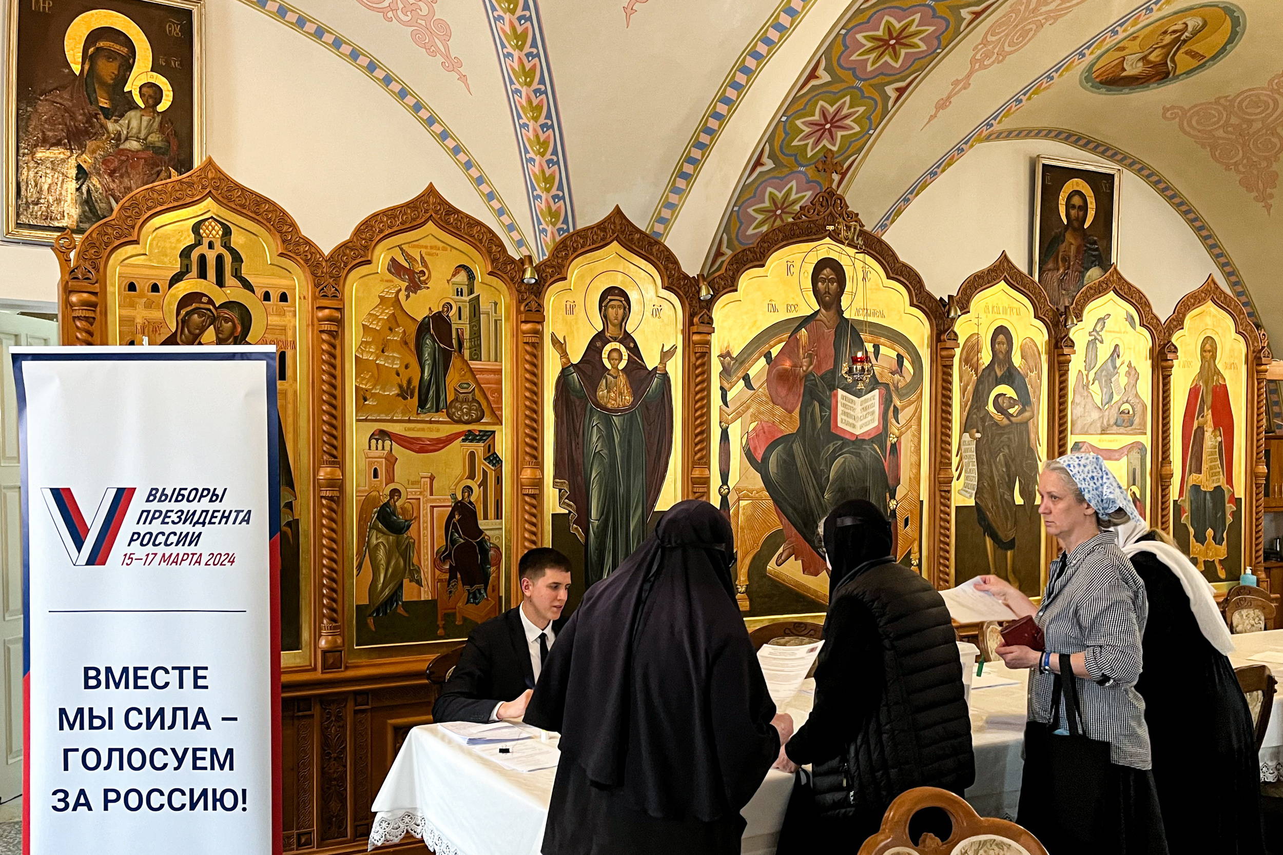 Un bureau de vote à la Mission de Saint-Serge lors de l'élection présidentielle russe de 2024. © Andrei Shirokov/TASS/Sipa USA
