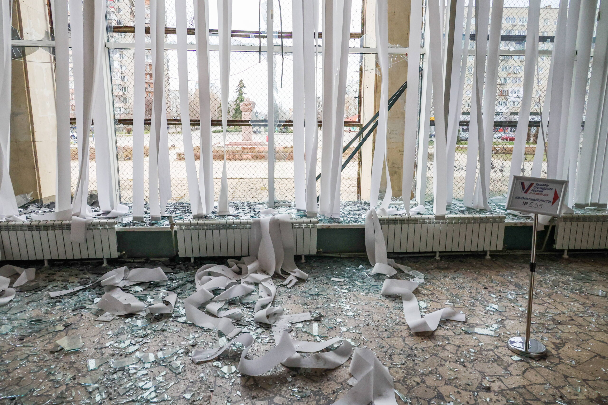Le bureau de vote n° 535 est endommagé par une attaque de drone ukrainien lors de l'élection présidentielle russe de 2024 à Energodar, à 90 km au nord-ouest de Melitopol. © Alexander Polegenko/TASS/Sipa USA
