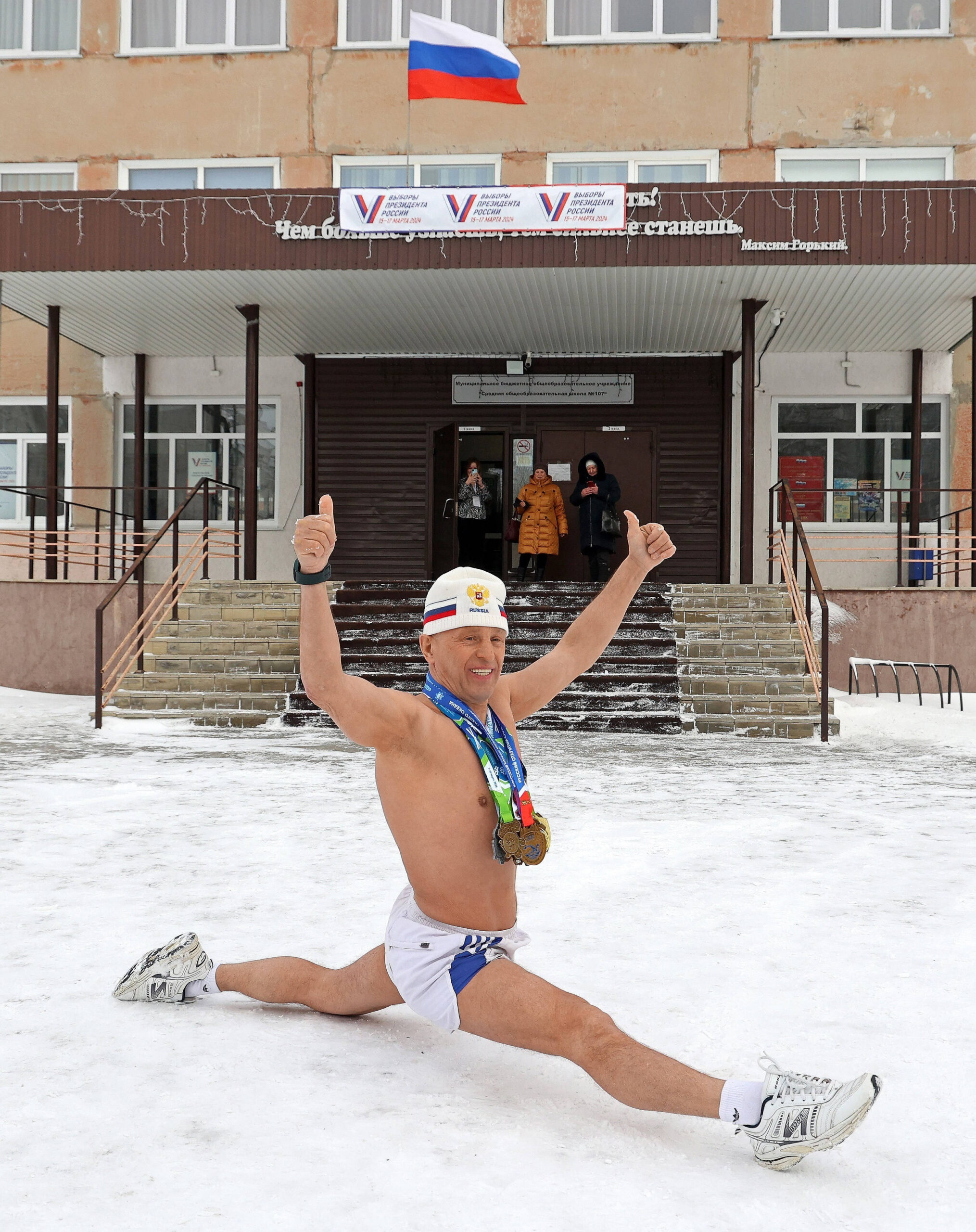 Le président de la Fédération des sports d'endurance et de natation d'hiver (Aquays-Sport) du Territoire de l'Altaï, «Ours polaire», Alexander Zelenetsky à la sortie du bureau de vote. © Andrey Kasprishin/Kommersant/Sipa USA
